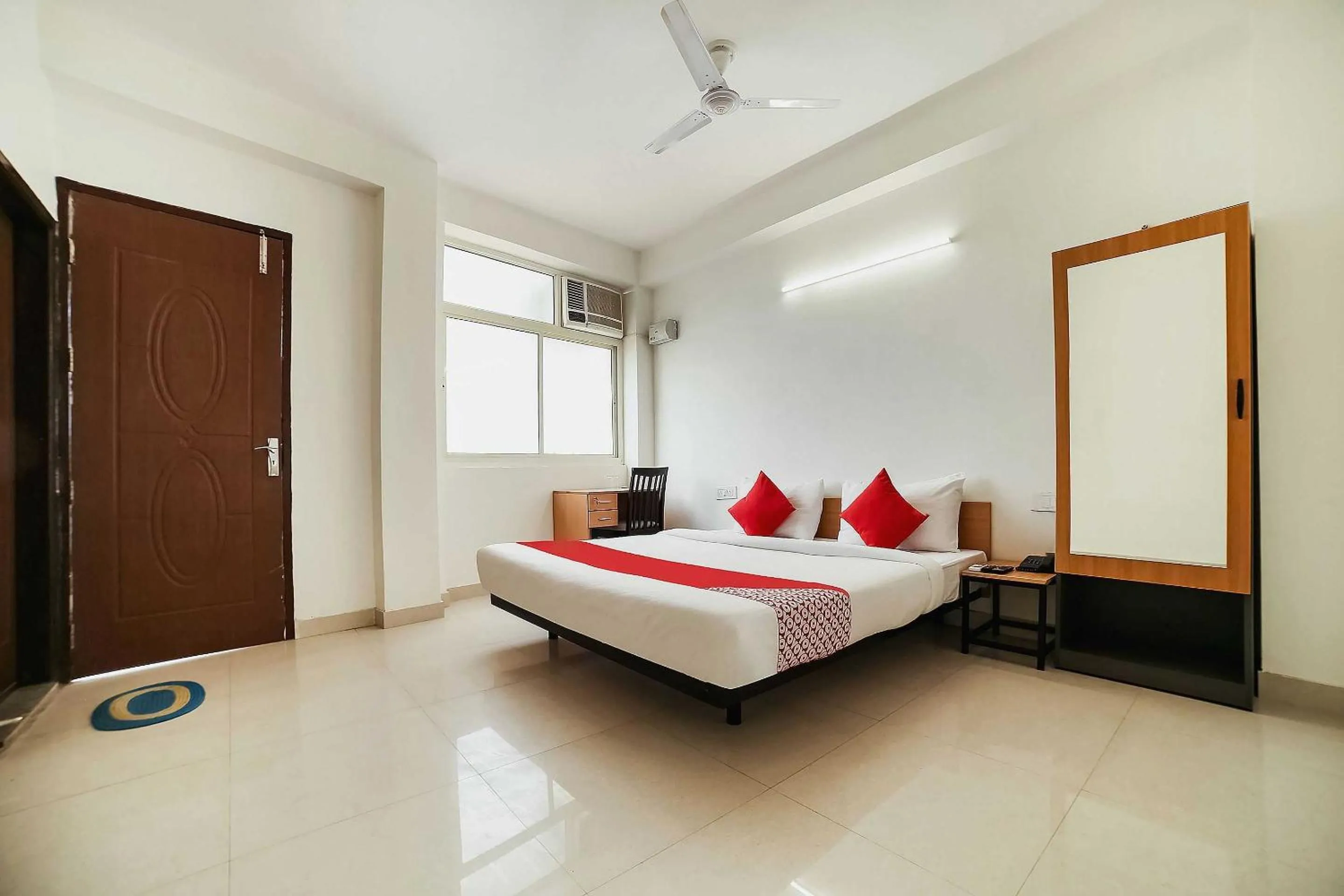 Bedroom, Bed in Live on DEL5542