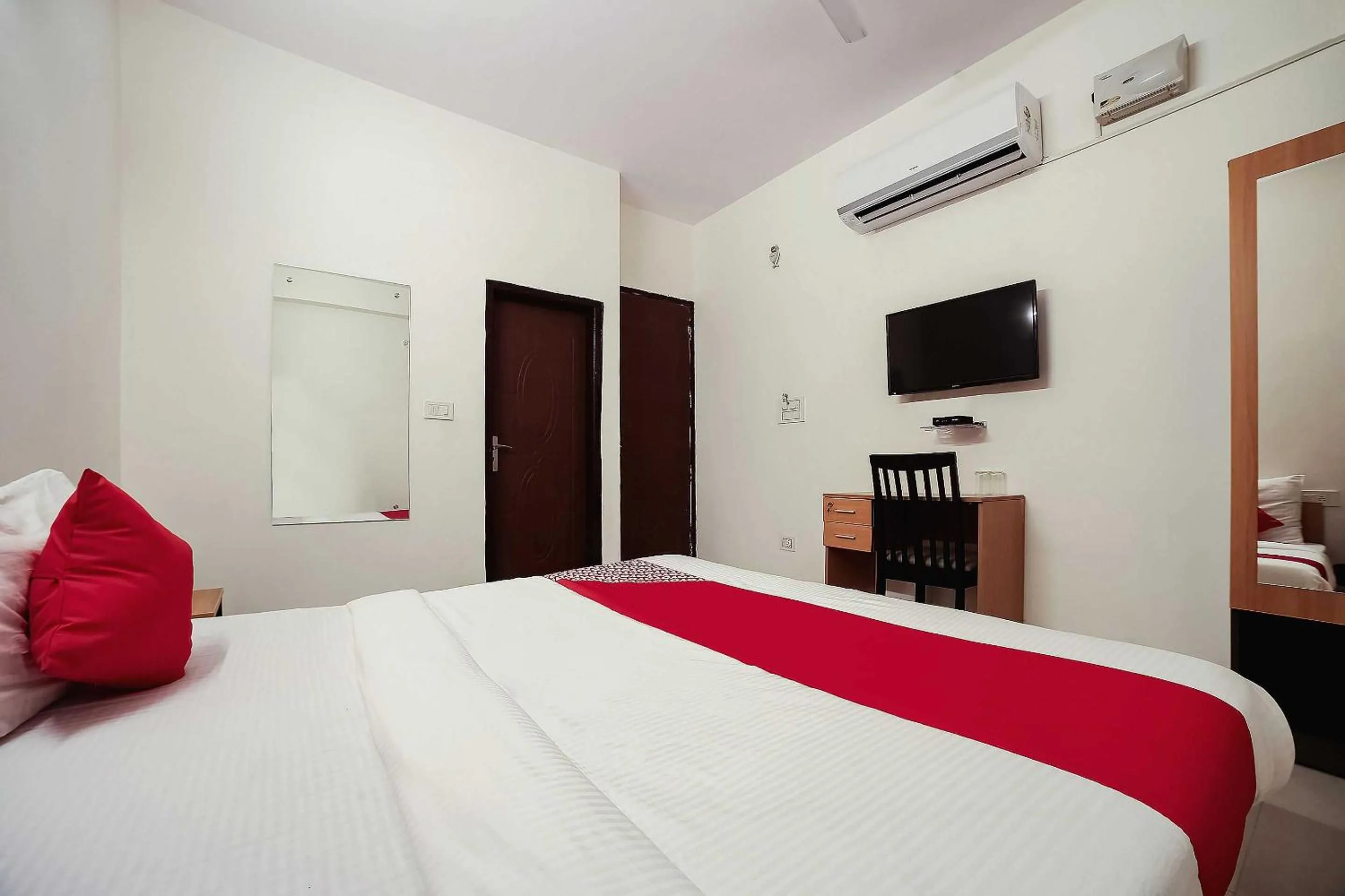 Bedroom, Bed in Live on DEL5542