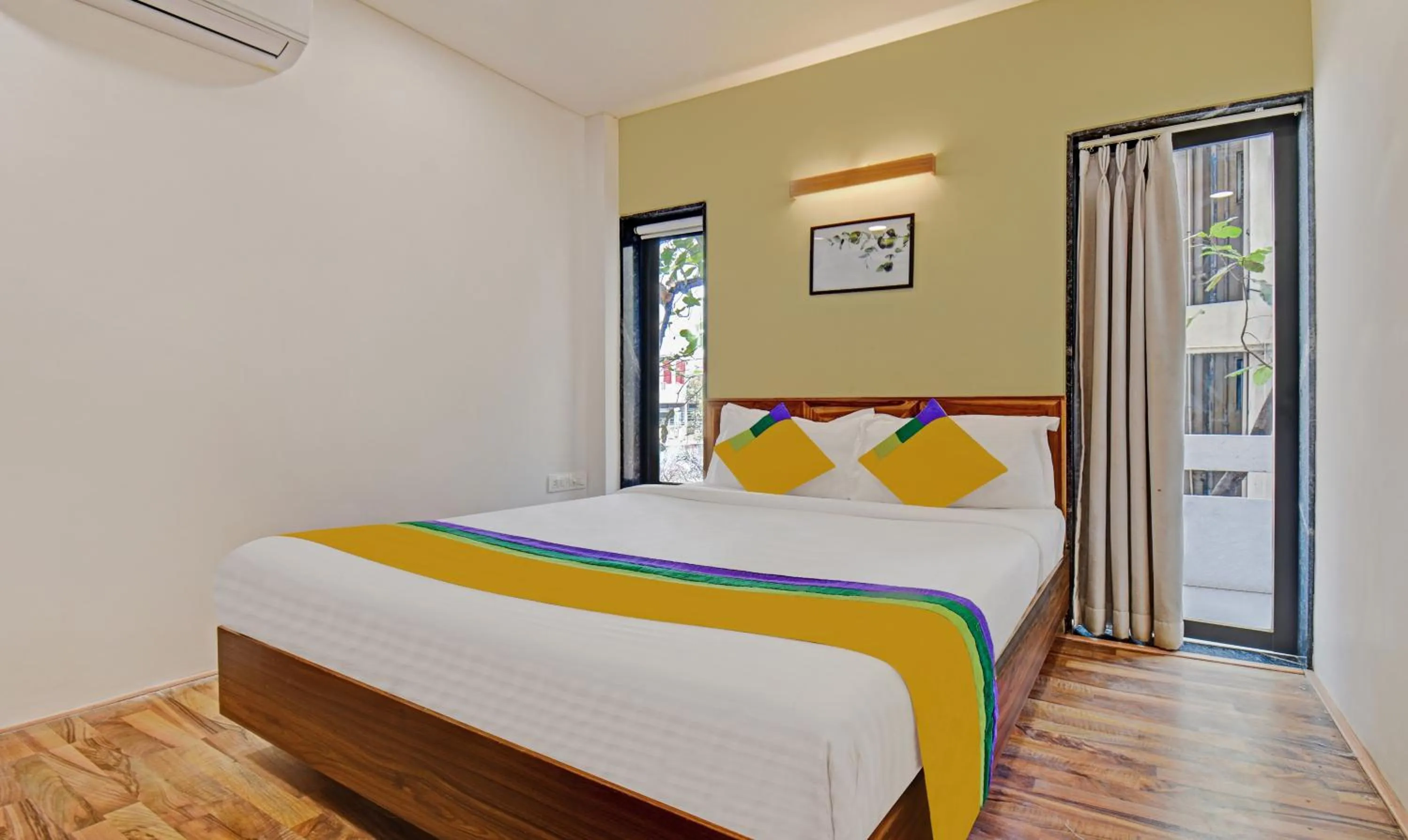 Photo of the whole room, Bed in Itsy Hotels Shivshakti