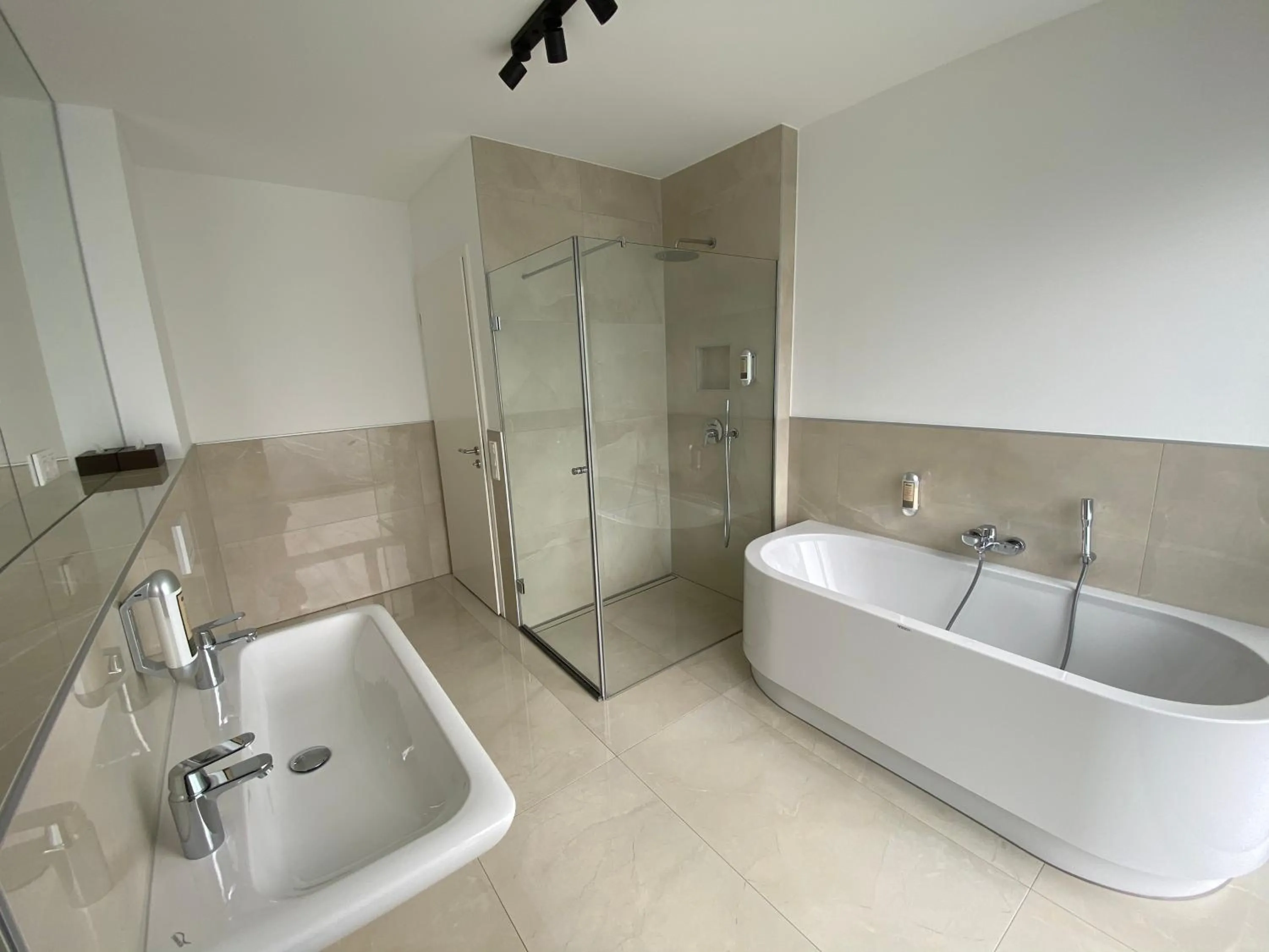 Bathroom in Sleep Inn Düsseldorf Suites