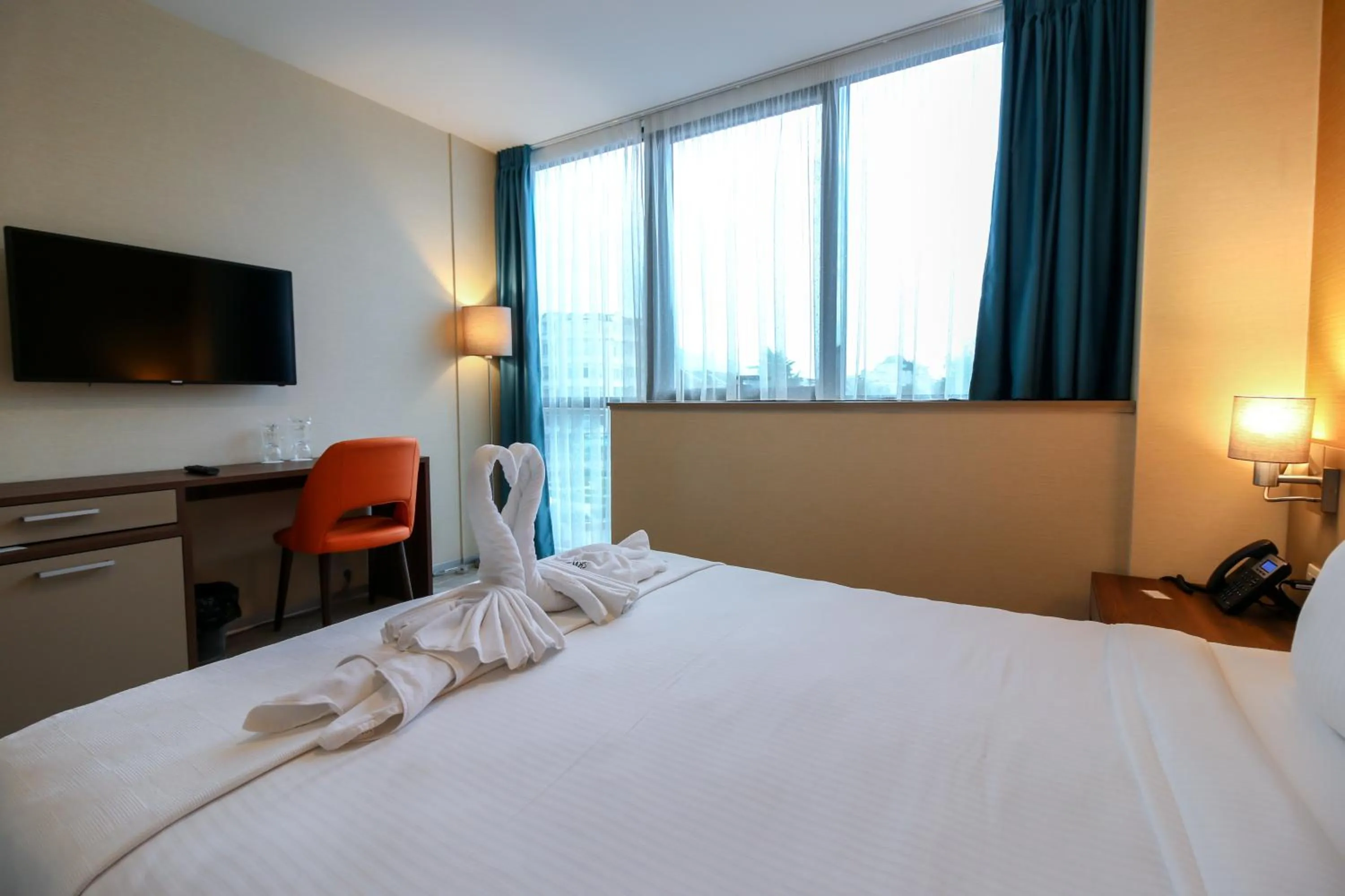 Communal lounge/ TV room, Bed in Sky Corner Hotel