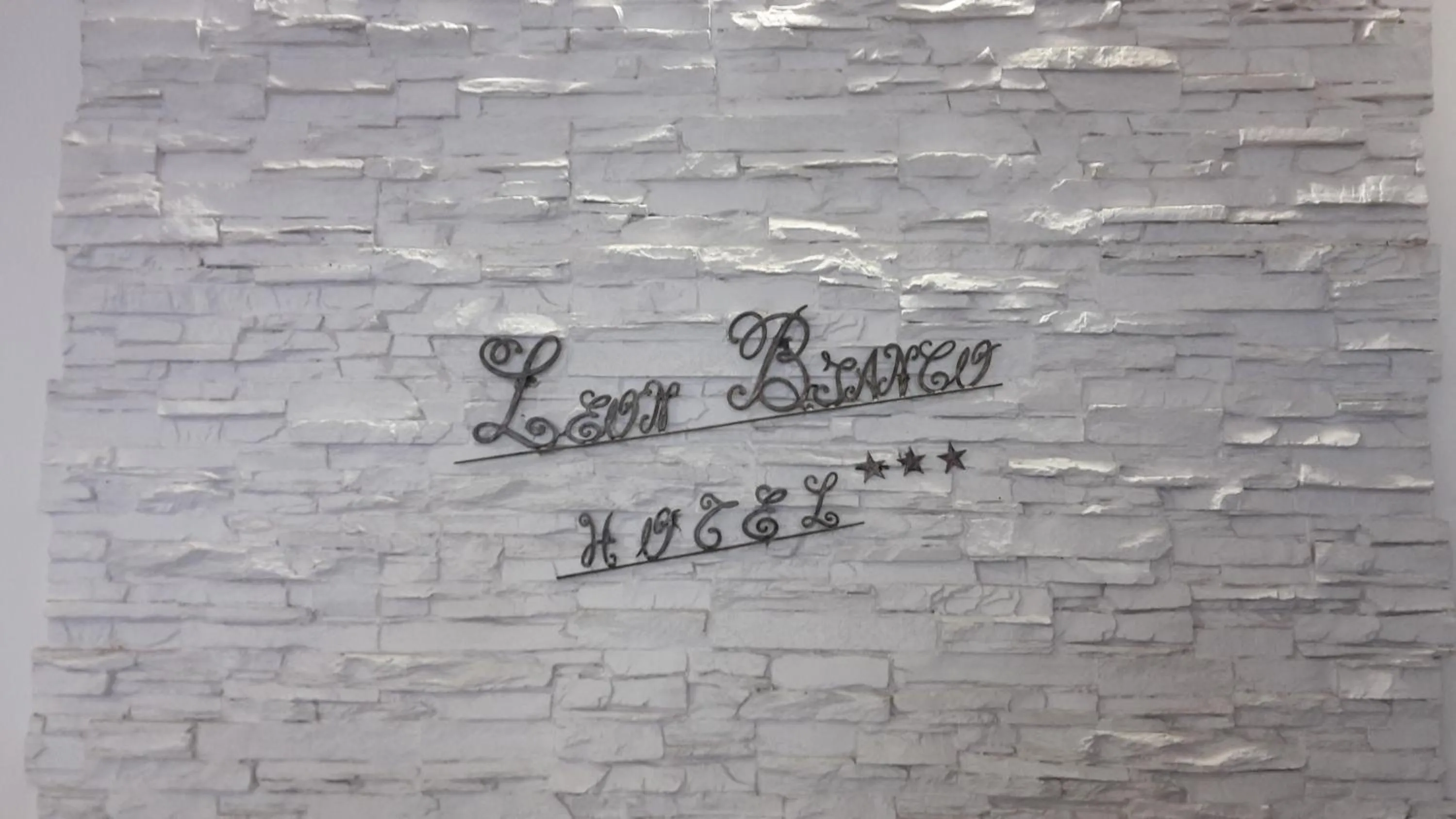 Logo/Certificate/Sign in Hotel Leon Bianco