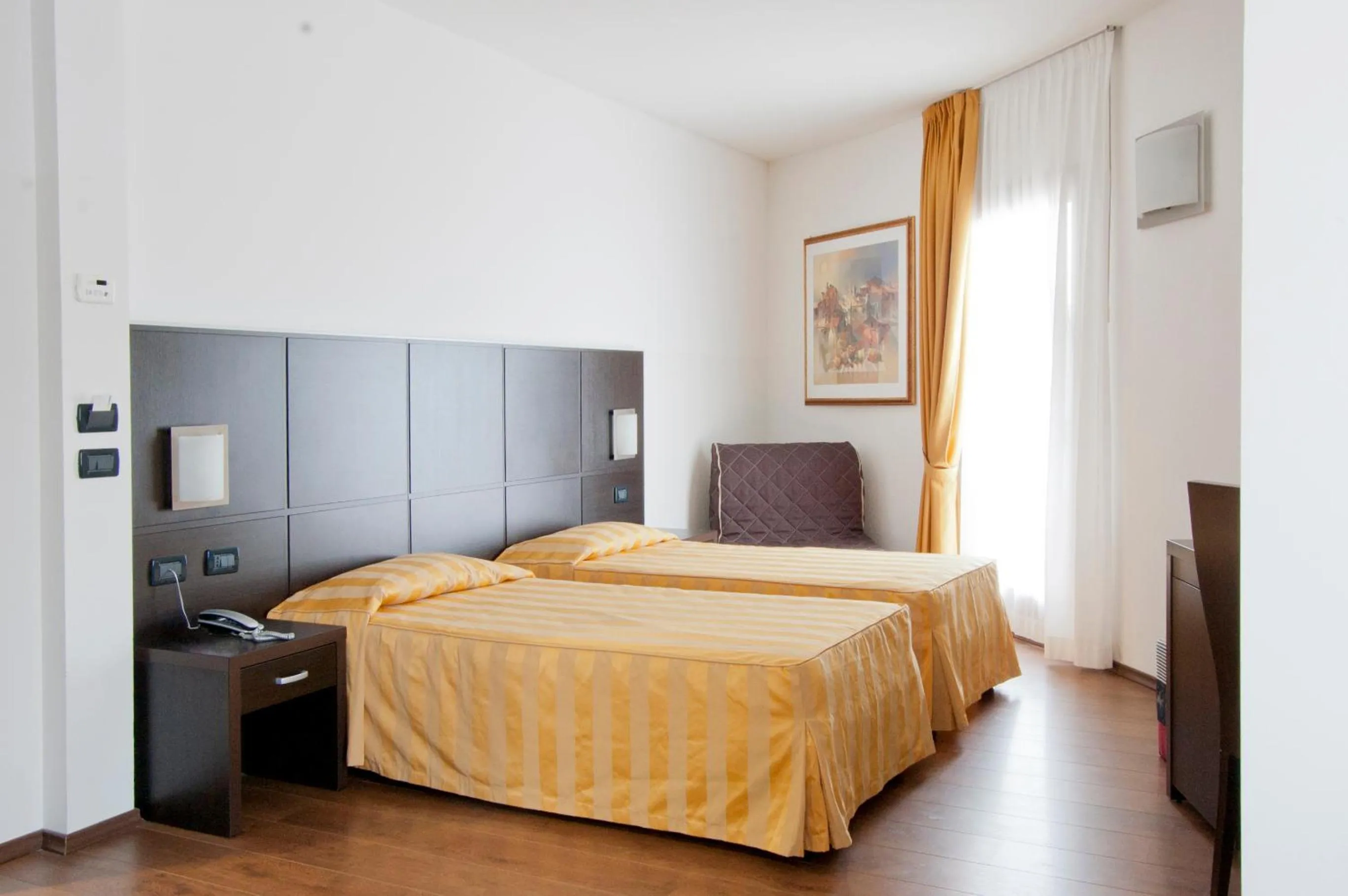 Shower, Bed in Hotel Leon Bianco