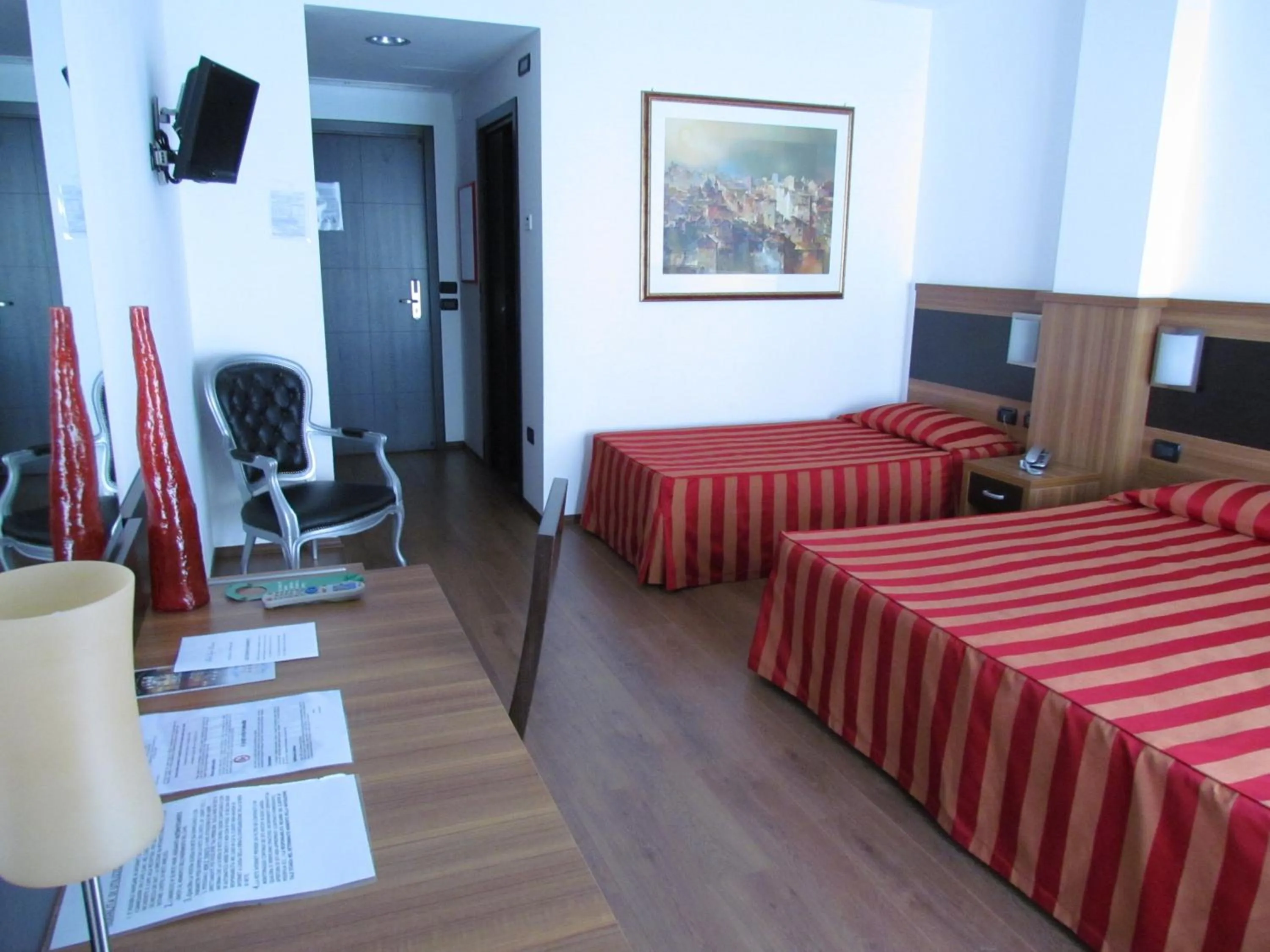 Shower, Bed in Hotel Leon Bianco