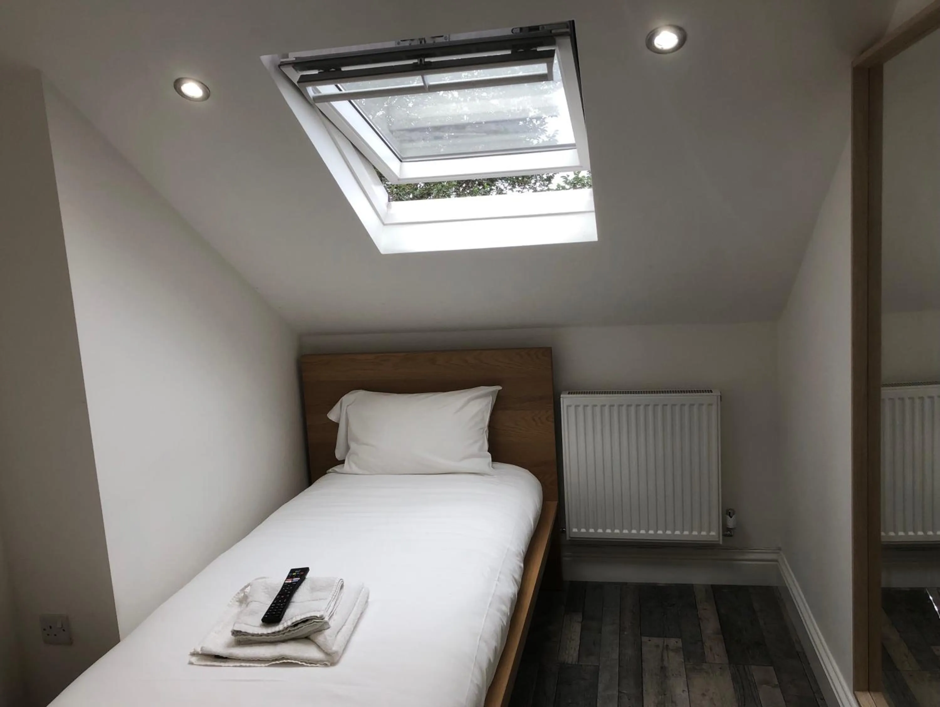 Bed in The Broadway Hotel - London Heathrow