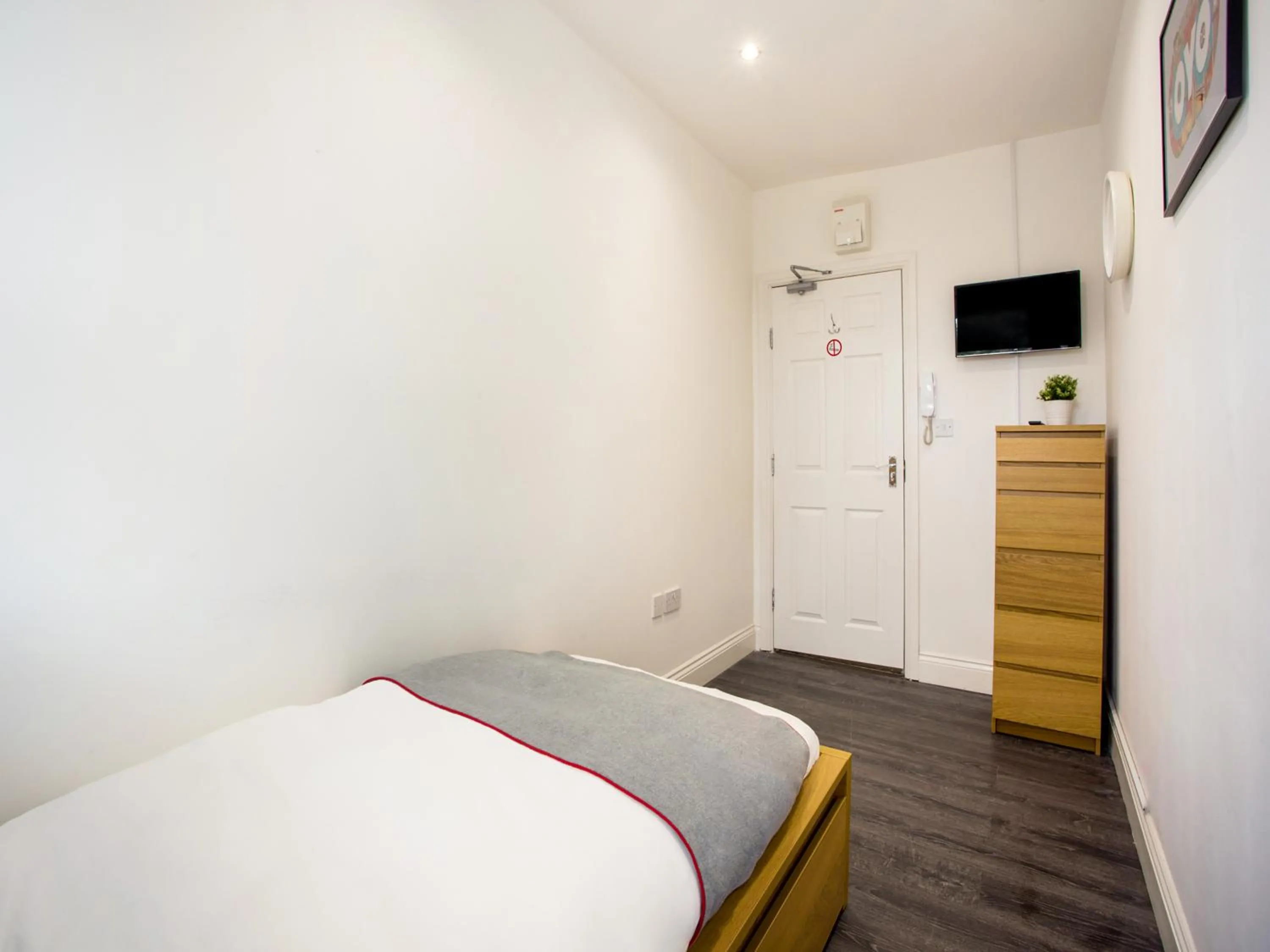 Bedroom, Bed in The Broadway Hotel - London Heathrow