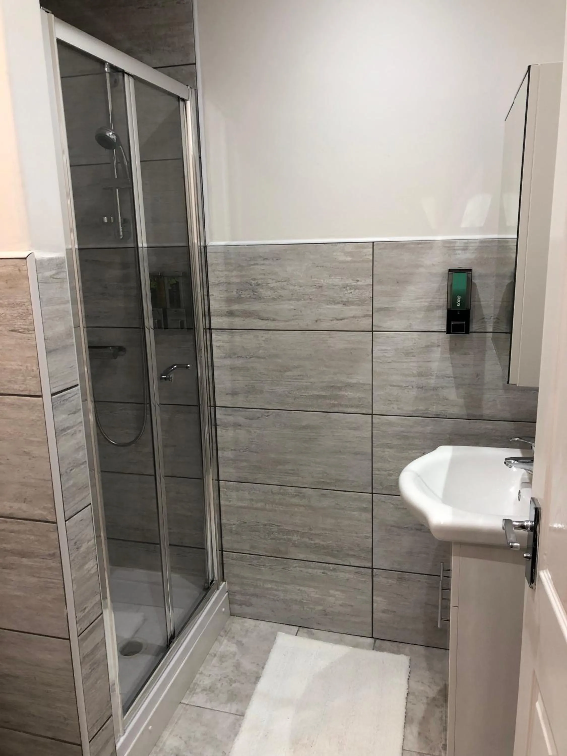 Bathroom in The Broadway Hotel - London Heathrow