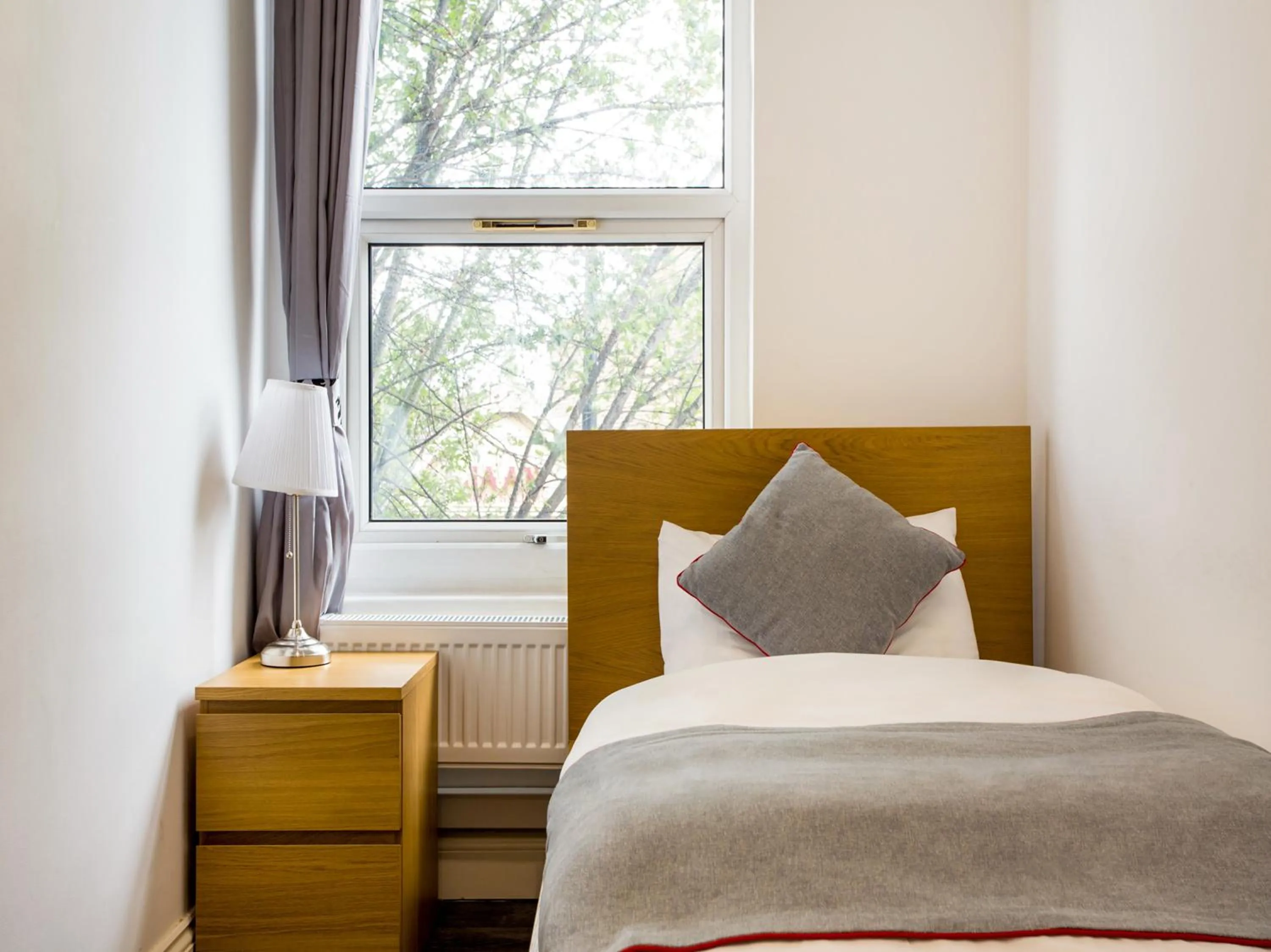 Photo of the whole room, Bed in The Broadway Hotel - London Heathrow