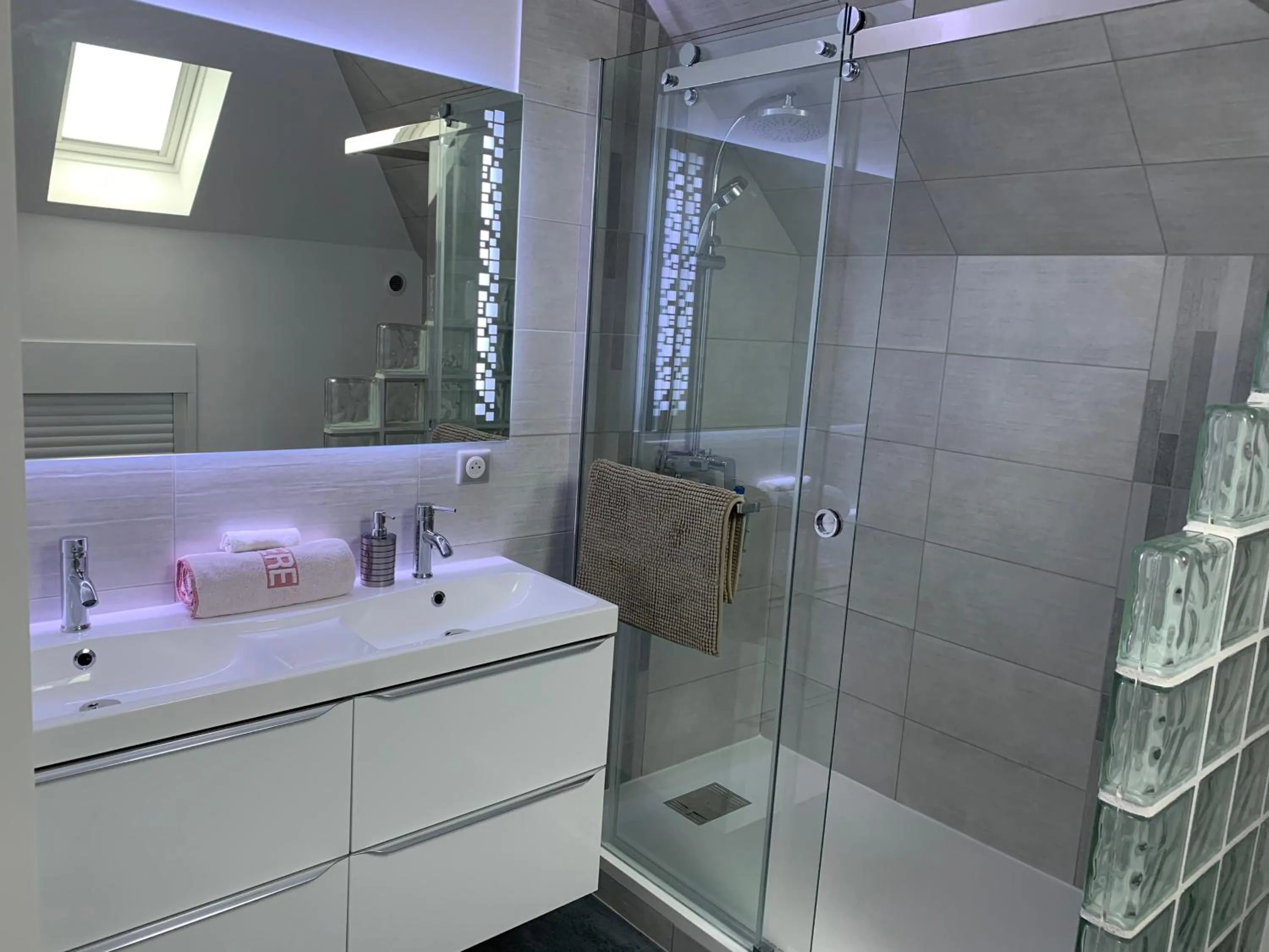 Bathroom in La Raimbaudière