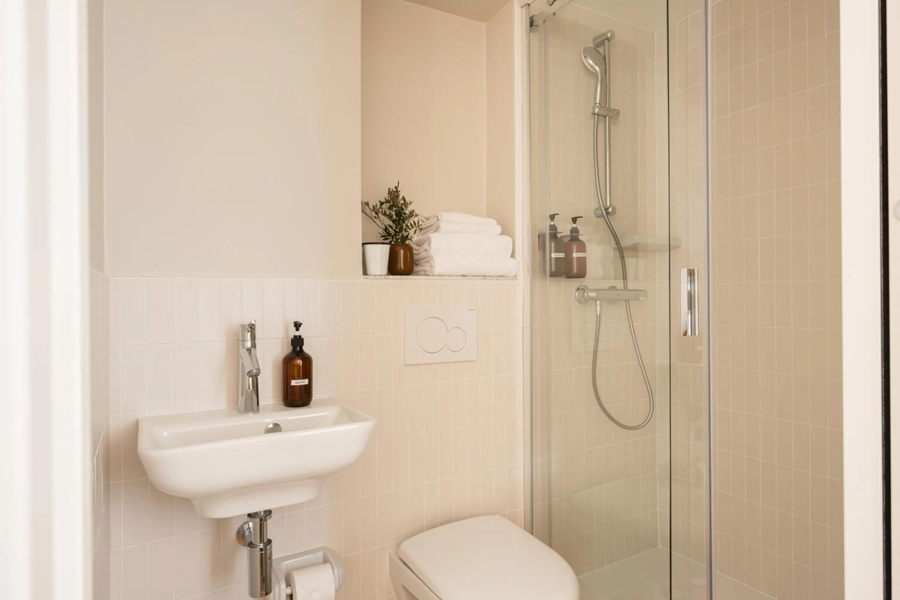 Shower in Maison Gaîté