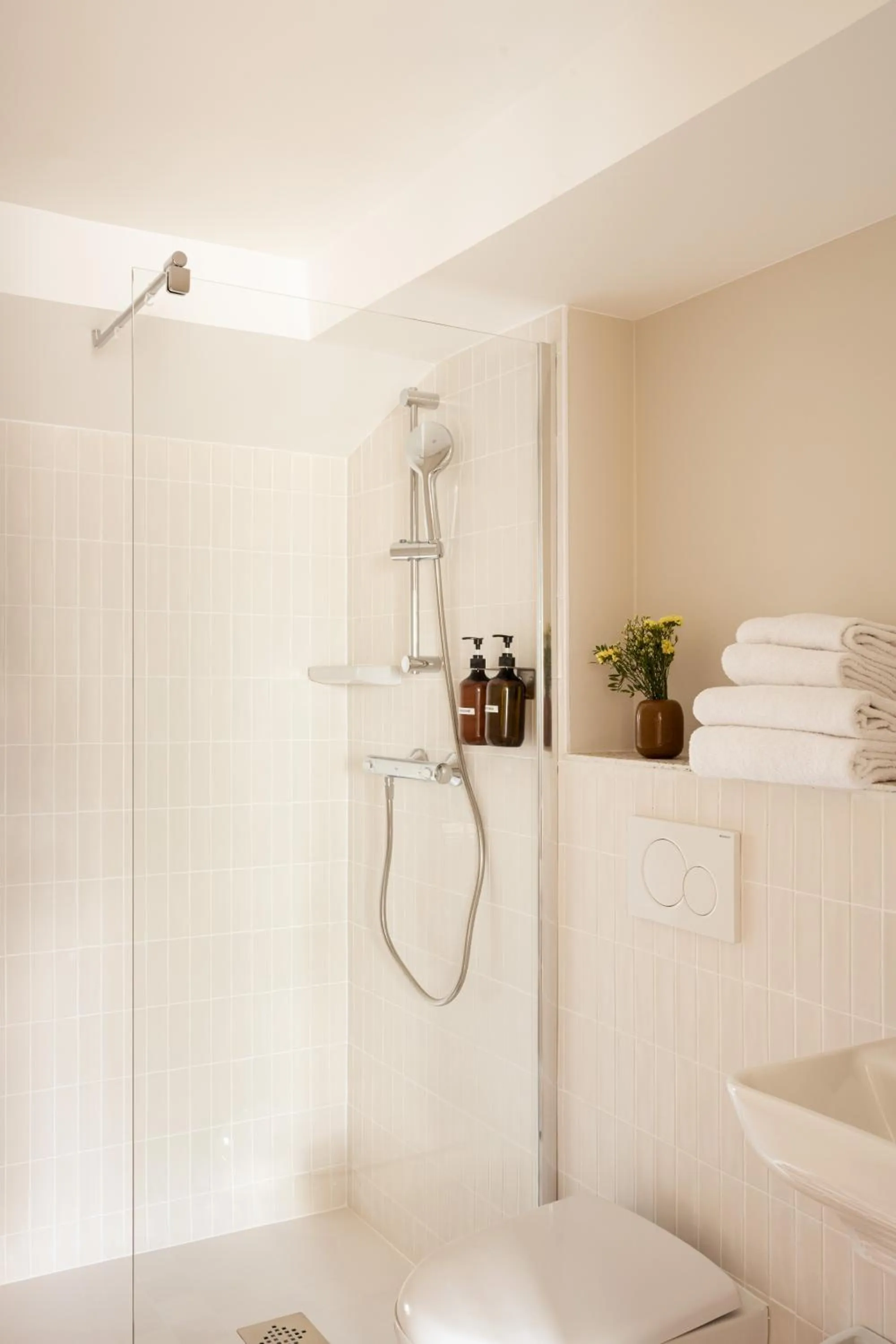 Shower in Maison Gaîté