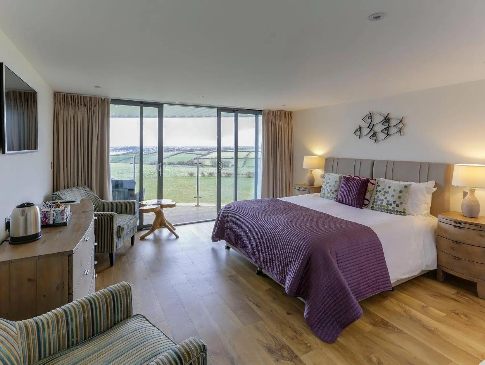 Nearby landmark, Bed in The Pickwick Inn & Oliver's Restaurant