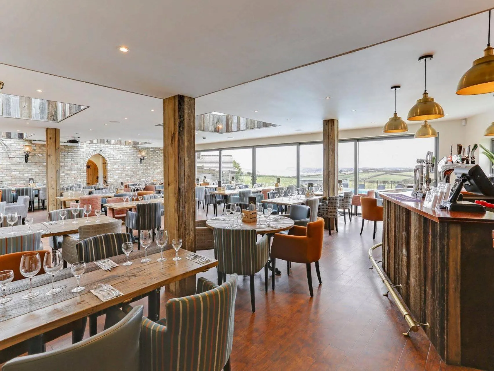 Shower in The Pickwick Inn & Oliver's Restaurant