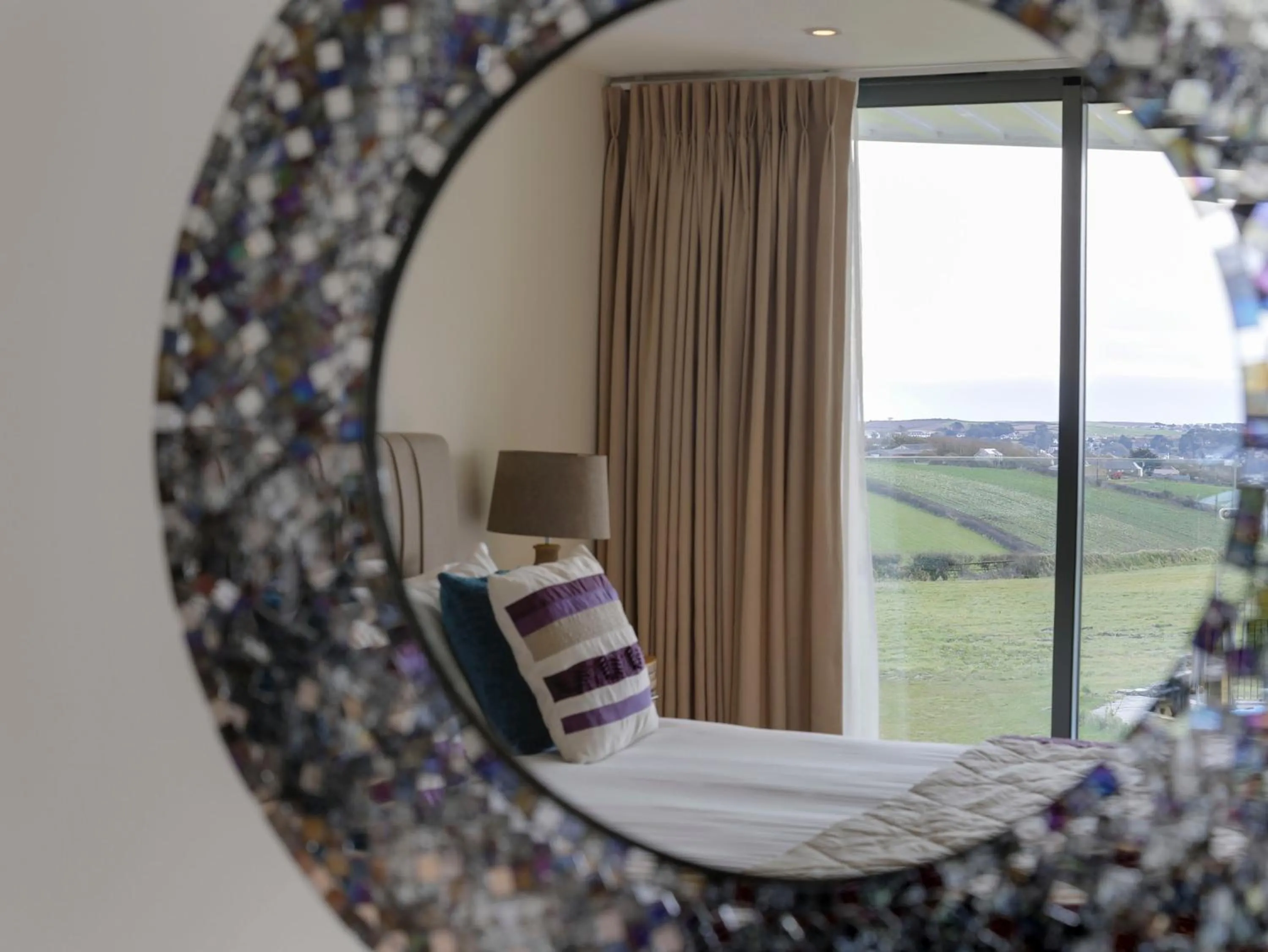 Garden view, Bed in The Pickwick Inn & Oliver's Restaurant