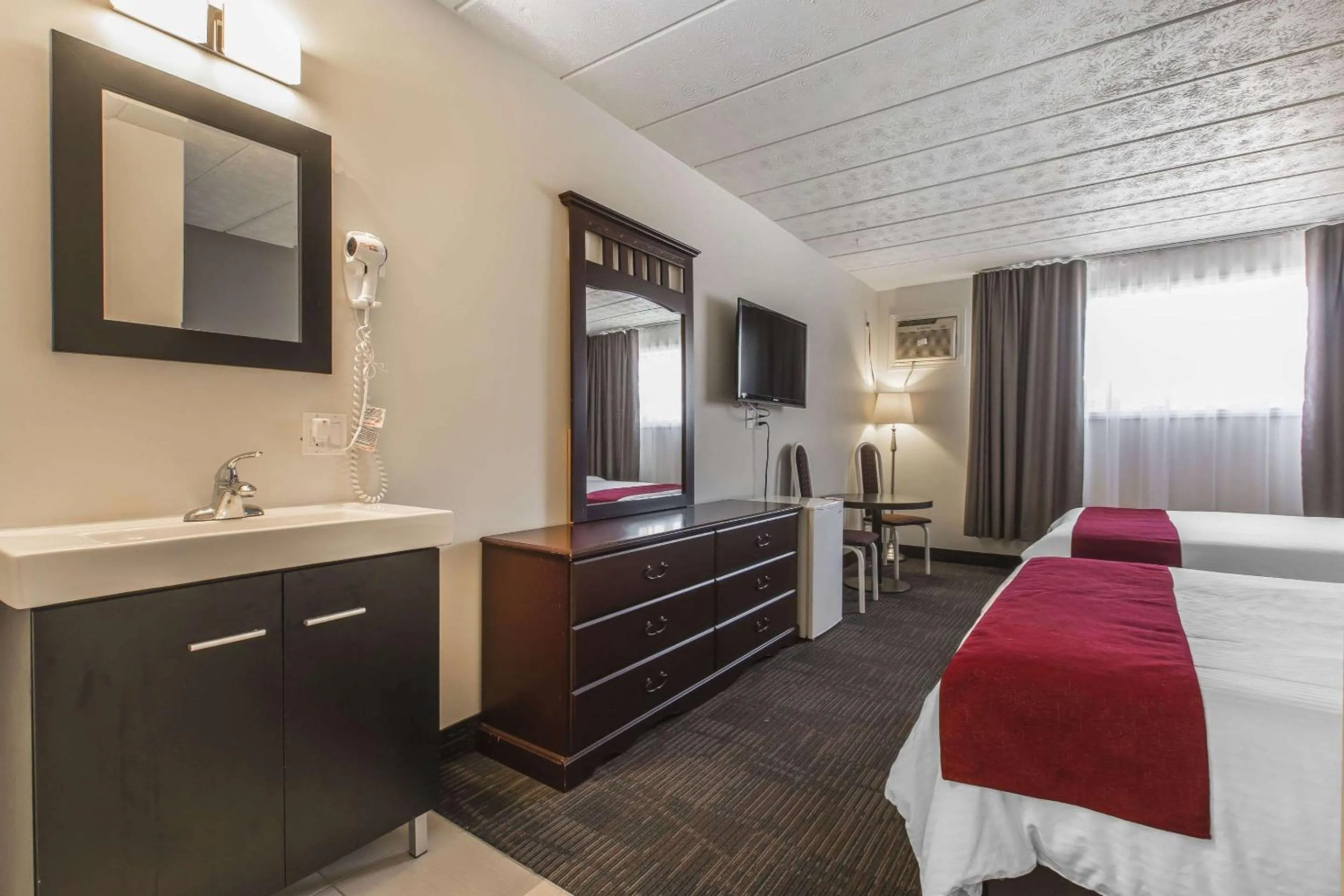 Photo of the whole room, Bed in Hôtel Le Principal