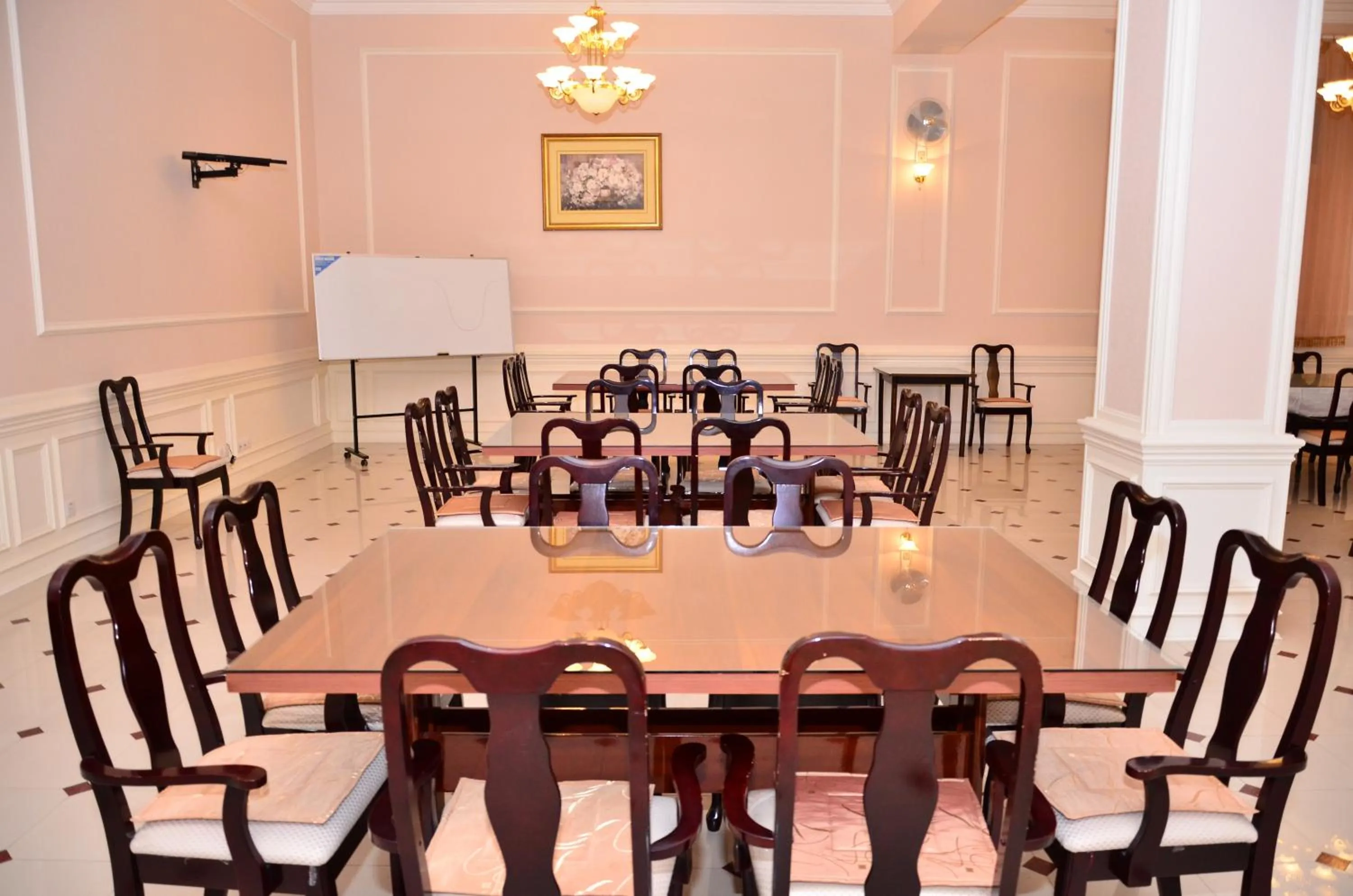 Restaurant/places to eat in Konstantin Hotel