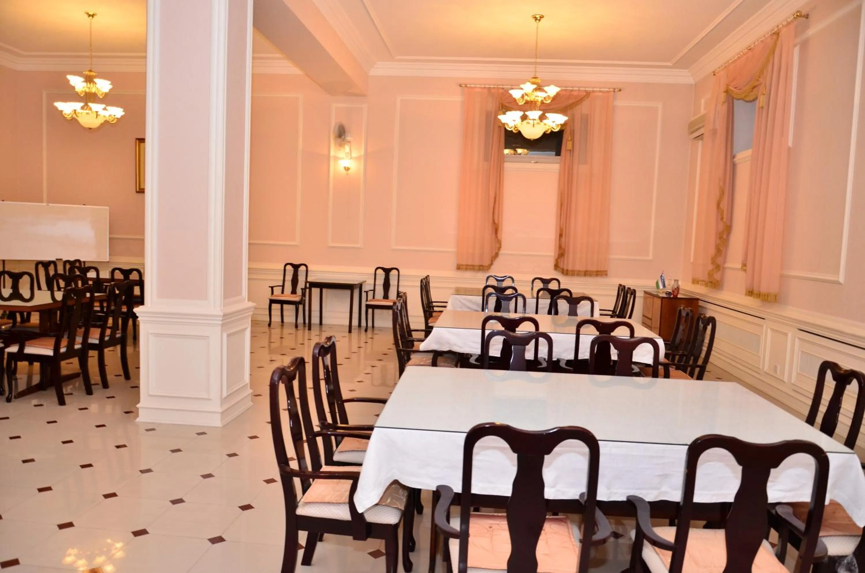 Restaurant/places to eat in Konstantin Hotel