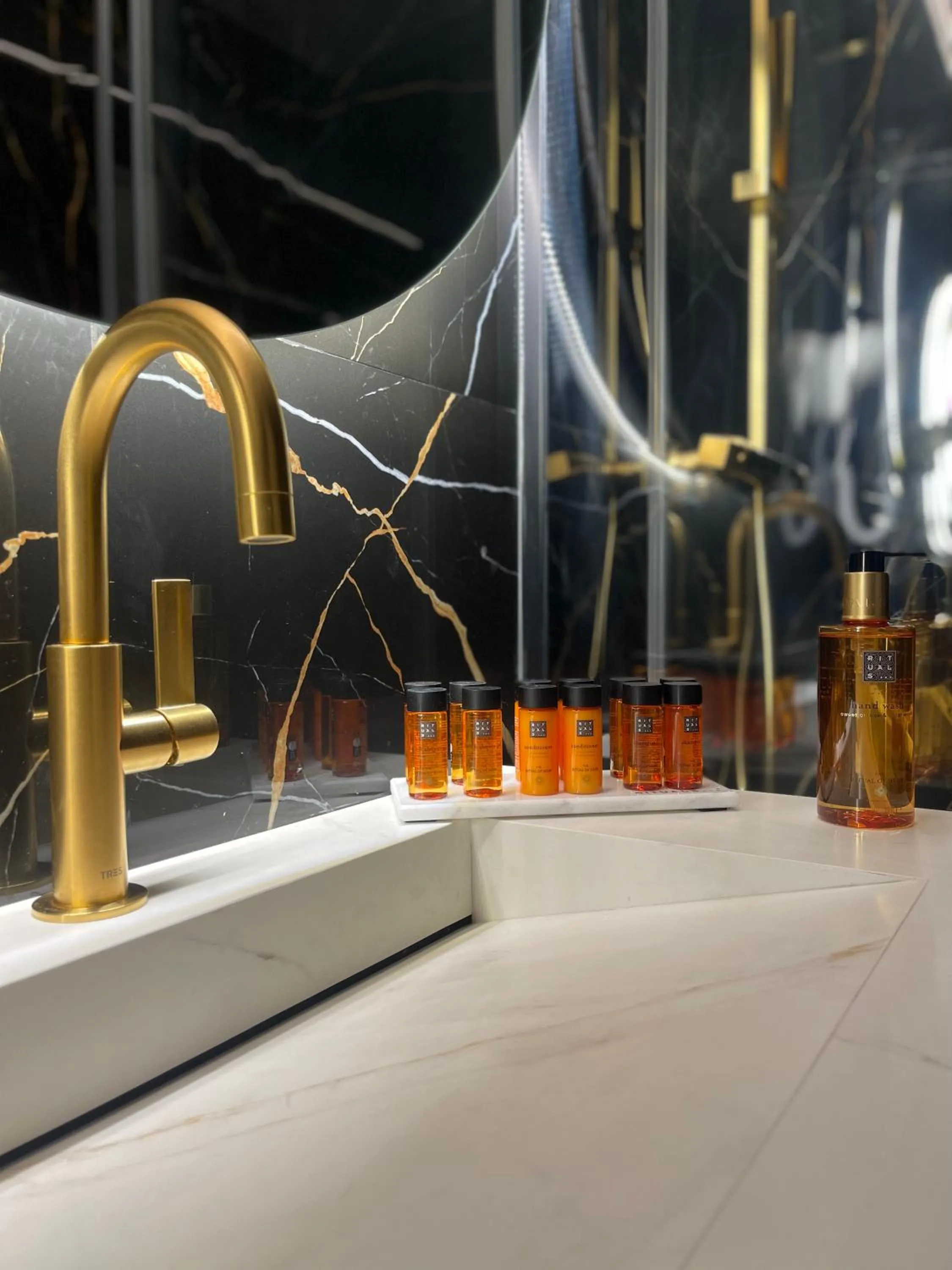 Shower in Apartamentos Sevilla Centro