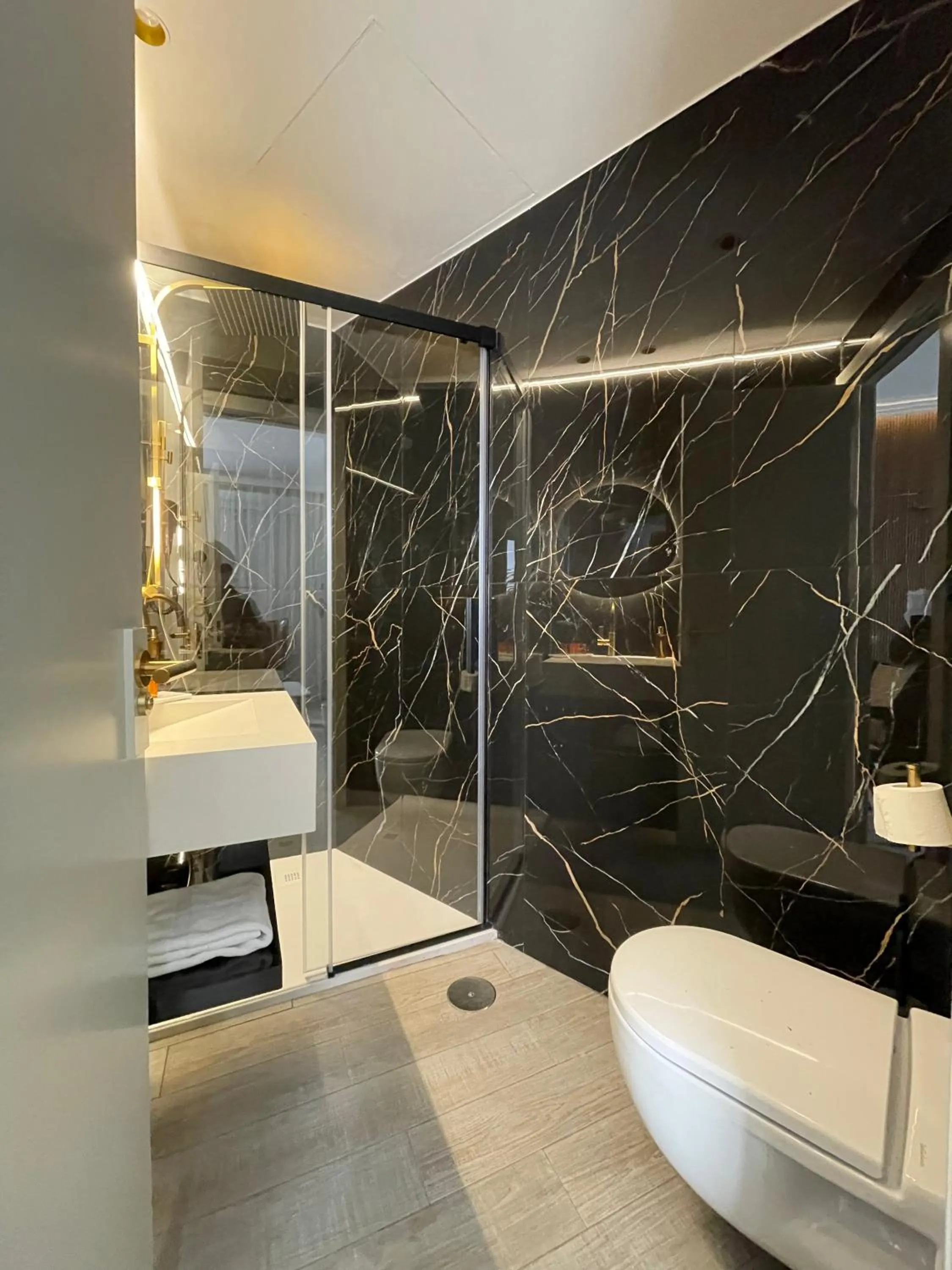 Bathroom in Apartamentos Sevilla Centro