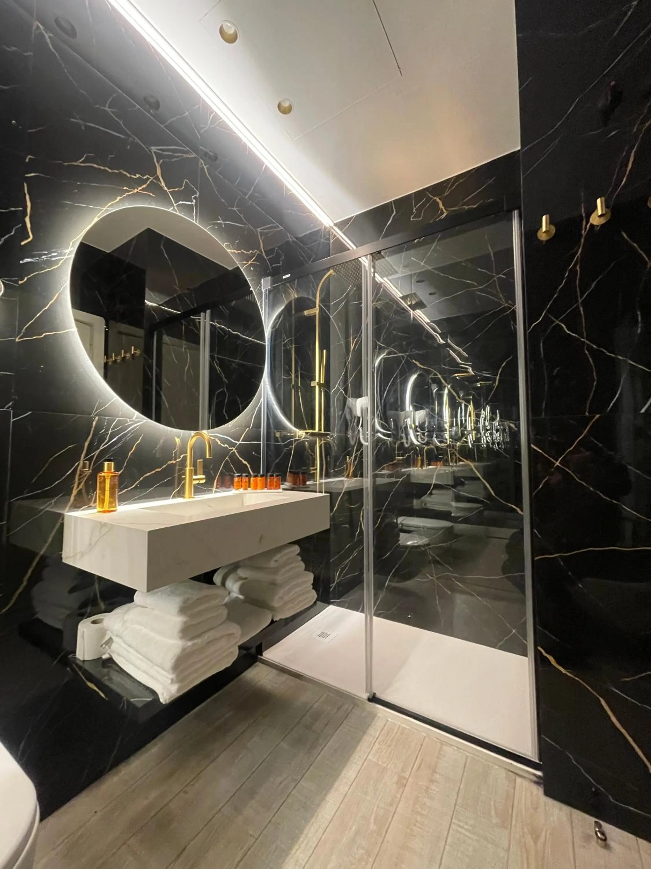 Shower in Apartamentos Sevilla Centro