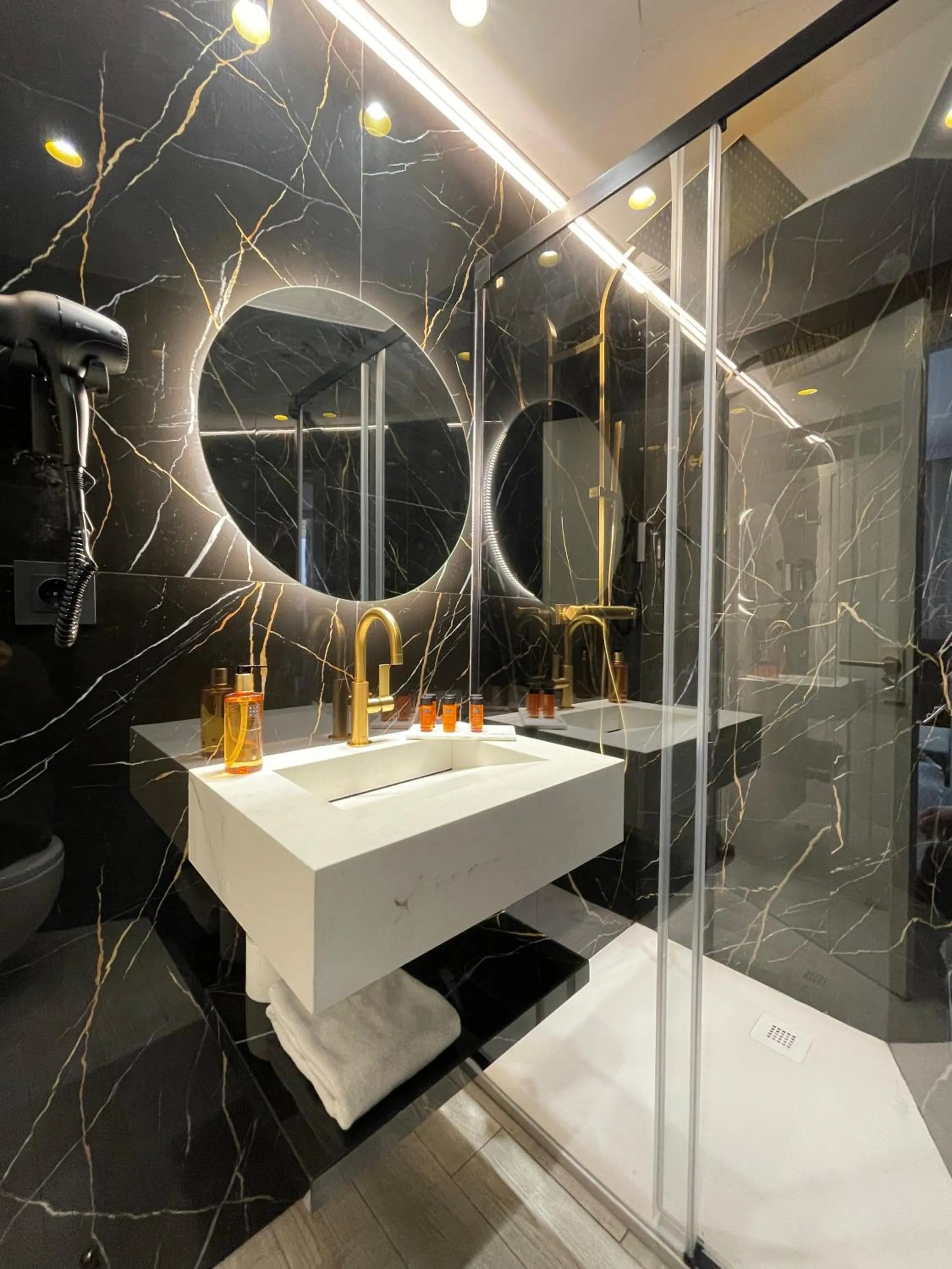 Bathroom in Apartamentos Sevilla Centro