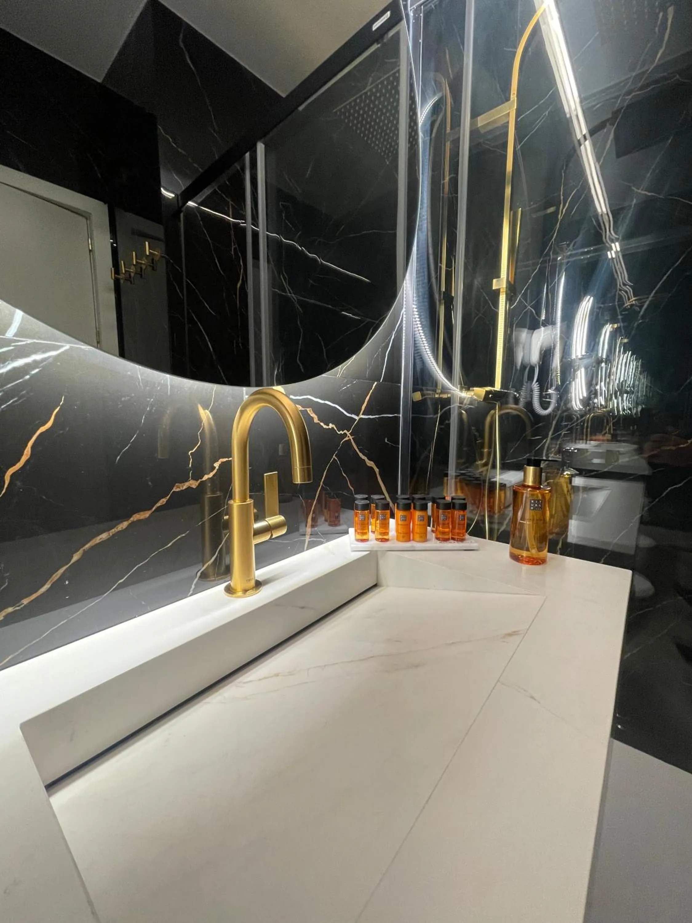 Shower in Apartamentos Sevilla Centro