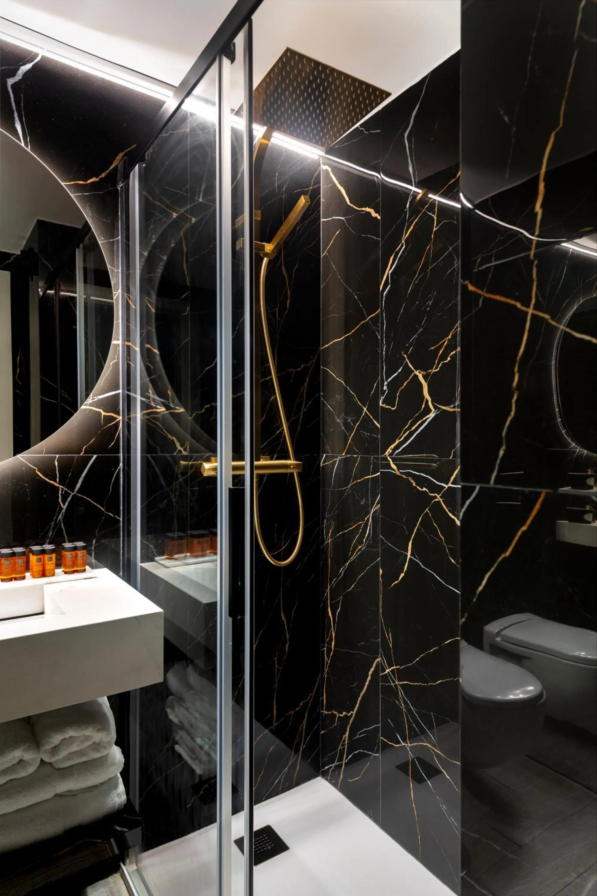 Bathroom in Apartamentos Sevilla Centro