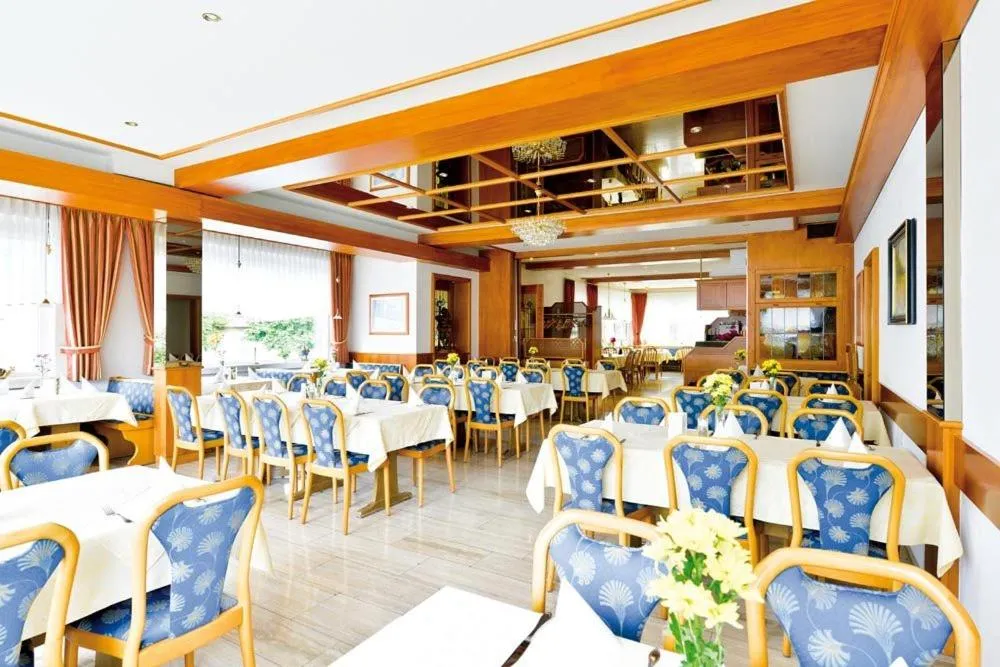 Restaurant/places to eat in Hotel Gasthof Rössle