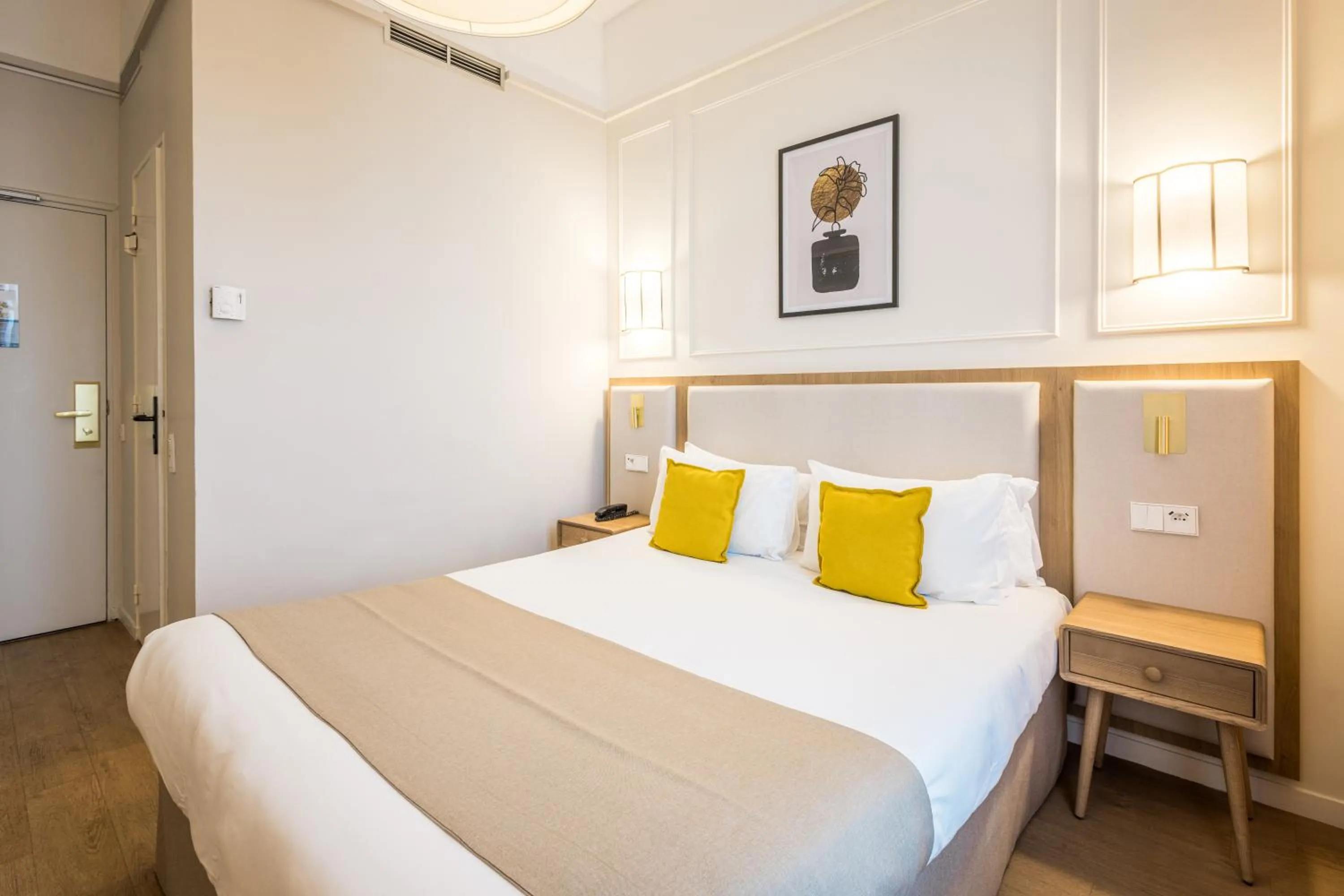 Photo of the whole room, Bed in Hôtel Miléade L'Orangeraie - entièrement rénové