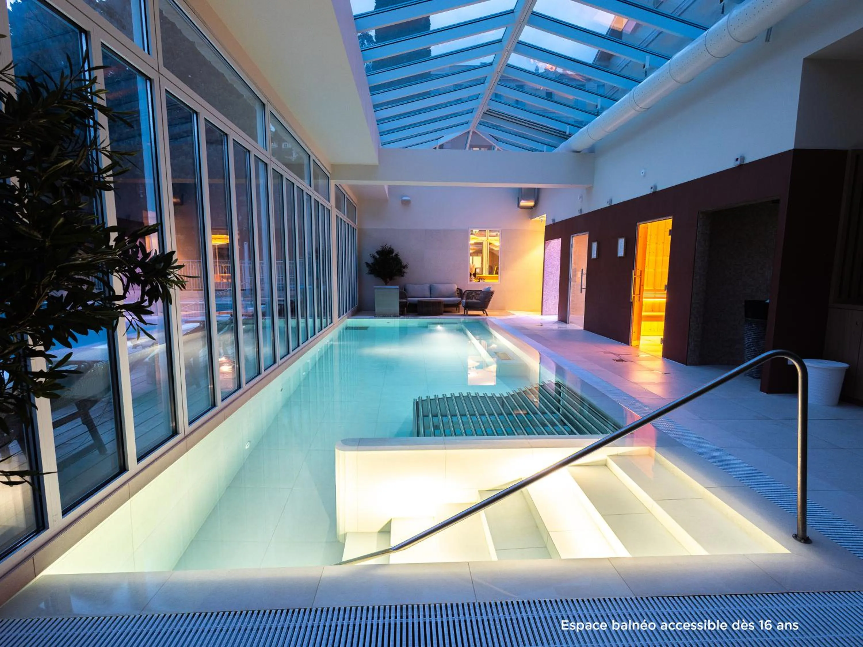 Hot Tub in Hôtel Miléade L'Orangeraie - entièrement rénové