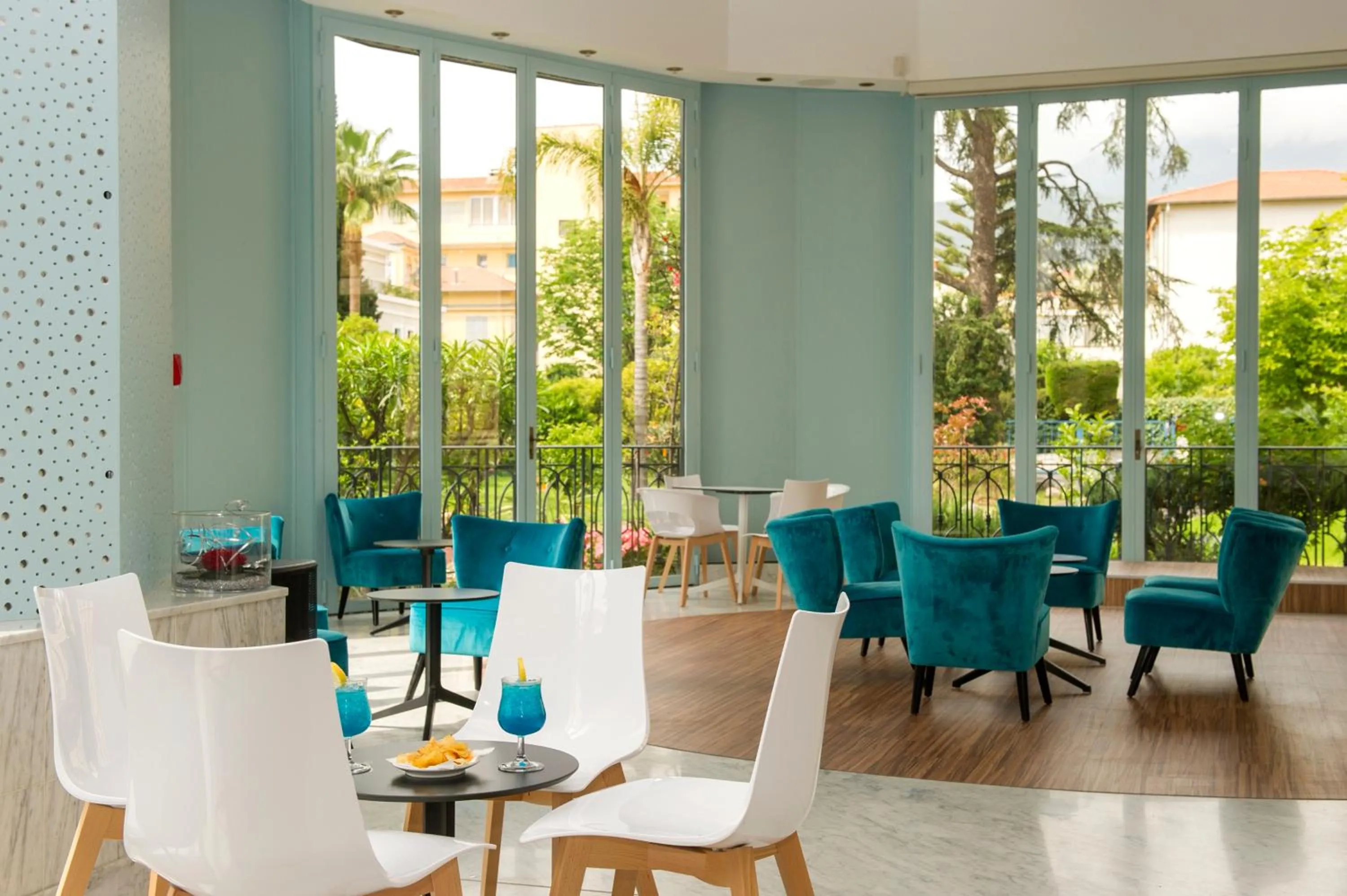 Lounge or bar in Hôtel Miléade L'Orangeraie - entièrement rénové
