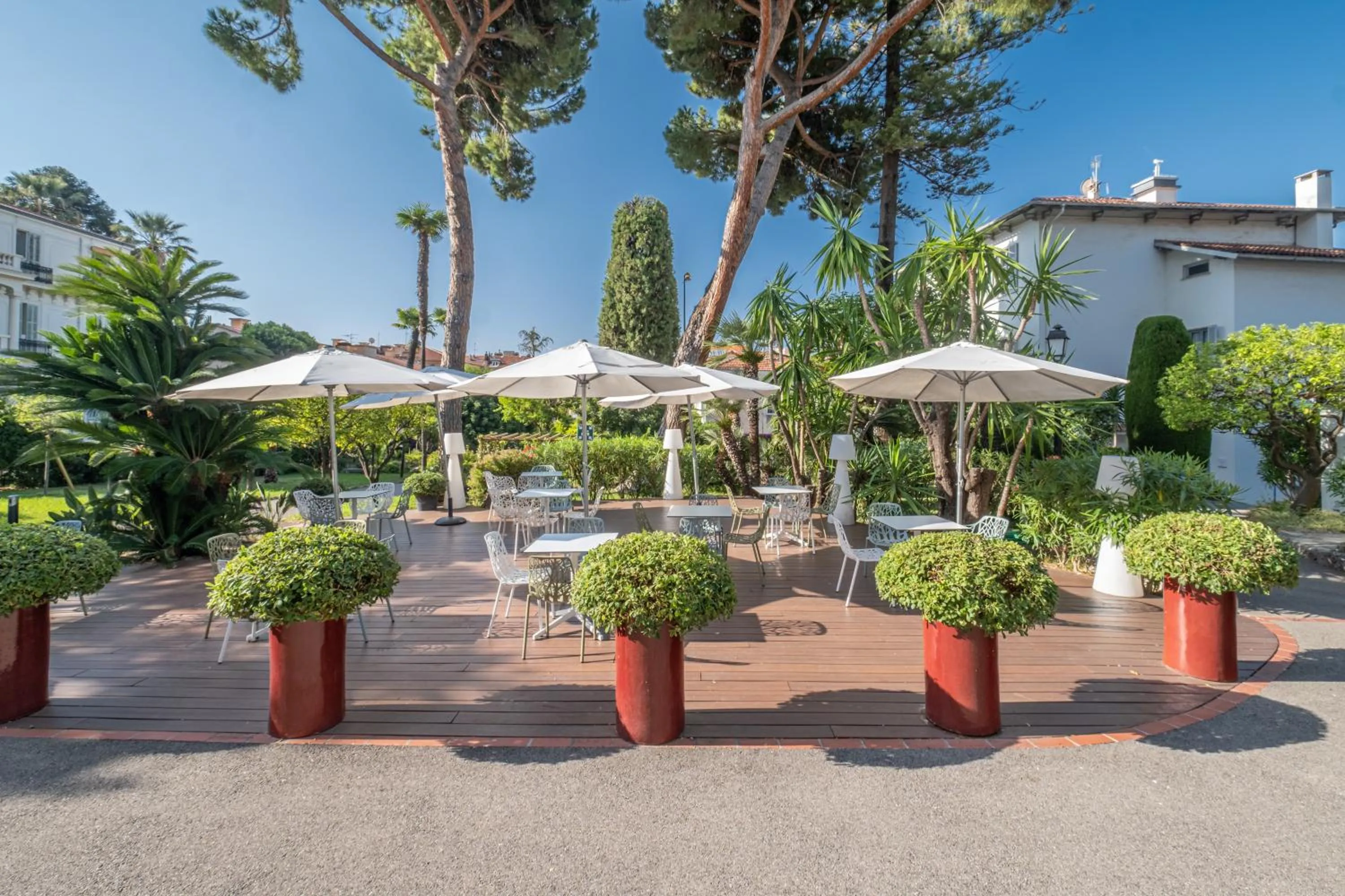 Patio in Hôtel Miléade L'Orangeraie - entièrement rénové