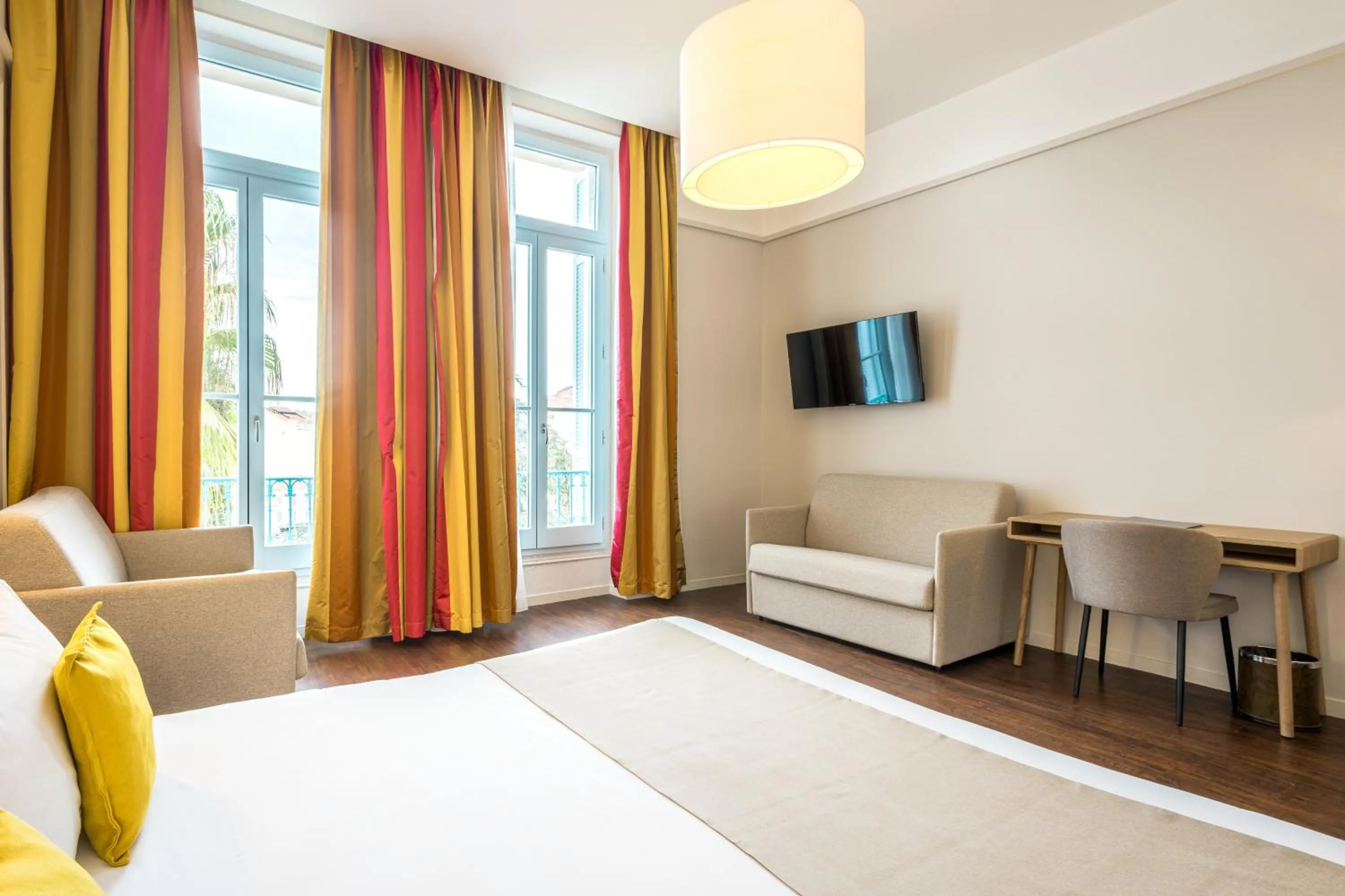 Photo of the whole room, Bed in Hôtel Miléade L'Orangeraie - entièrement rénové