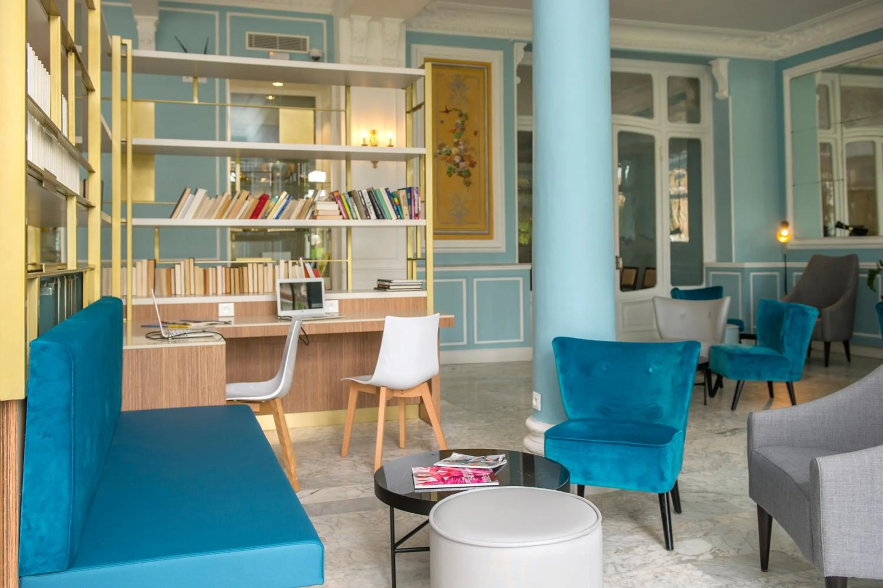 Lounge or bar in Hôtel Miléade L'Orangeraie - entièrement rénové