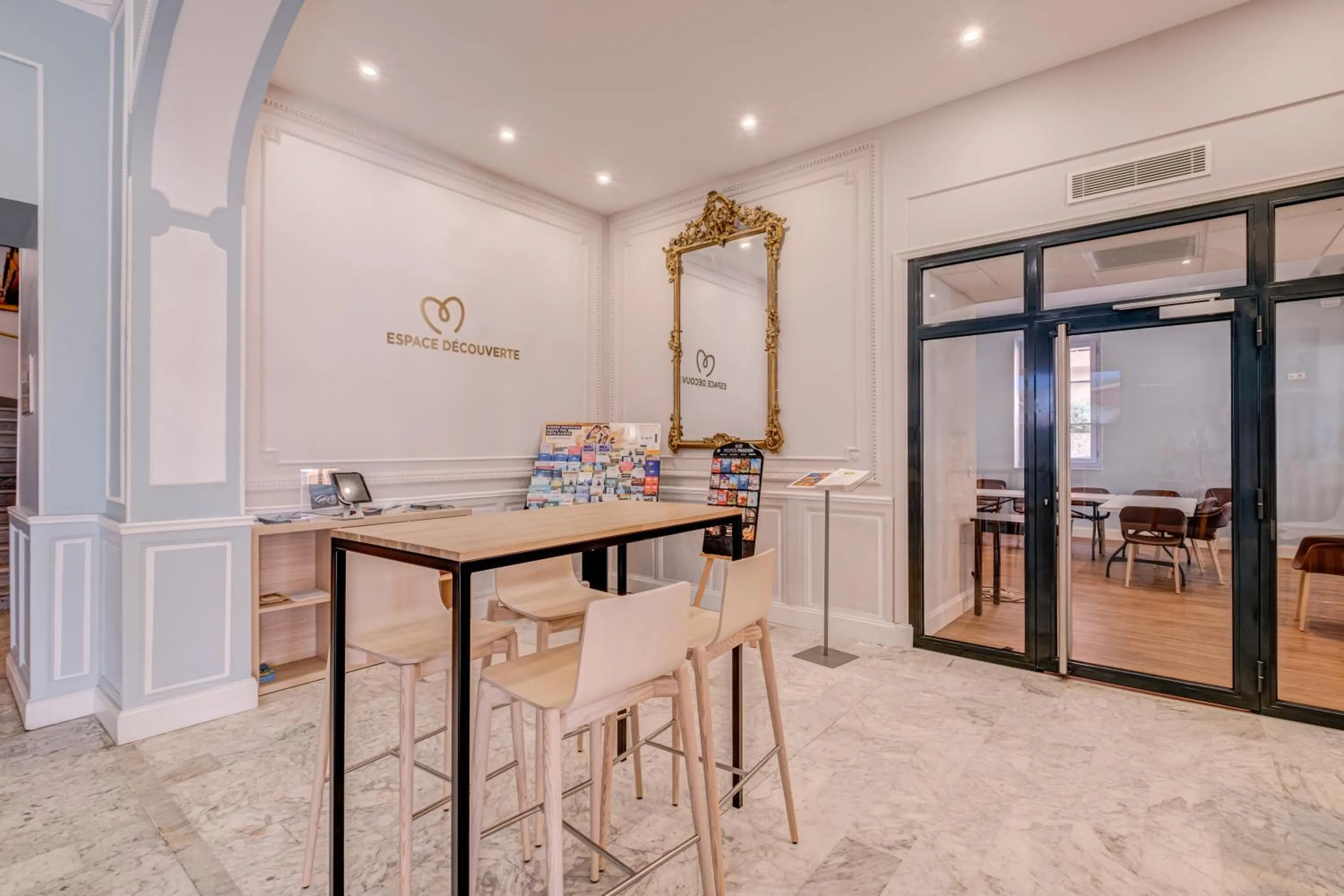 Living room in Hôtel Miléade L'Orangeraie - entièrement rénové