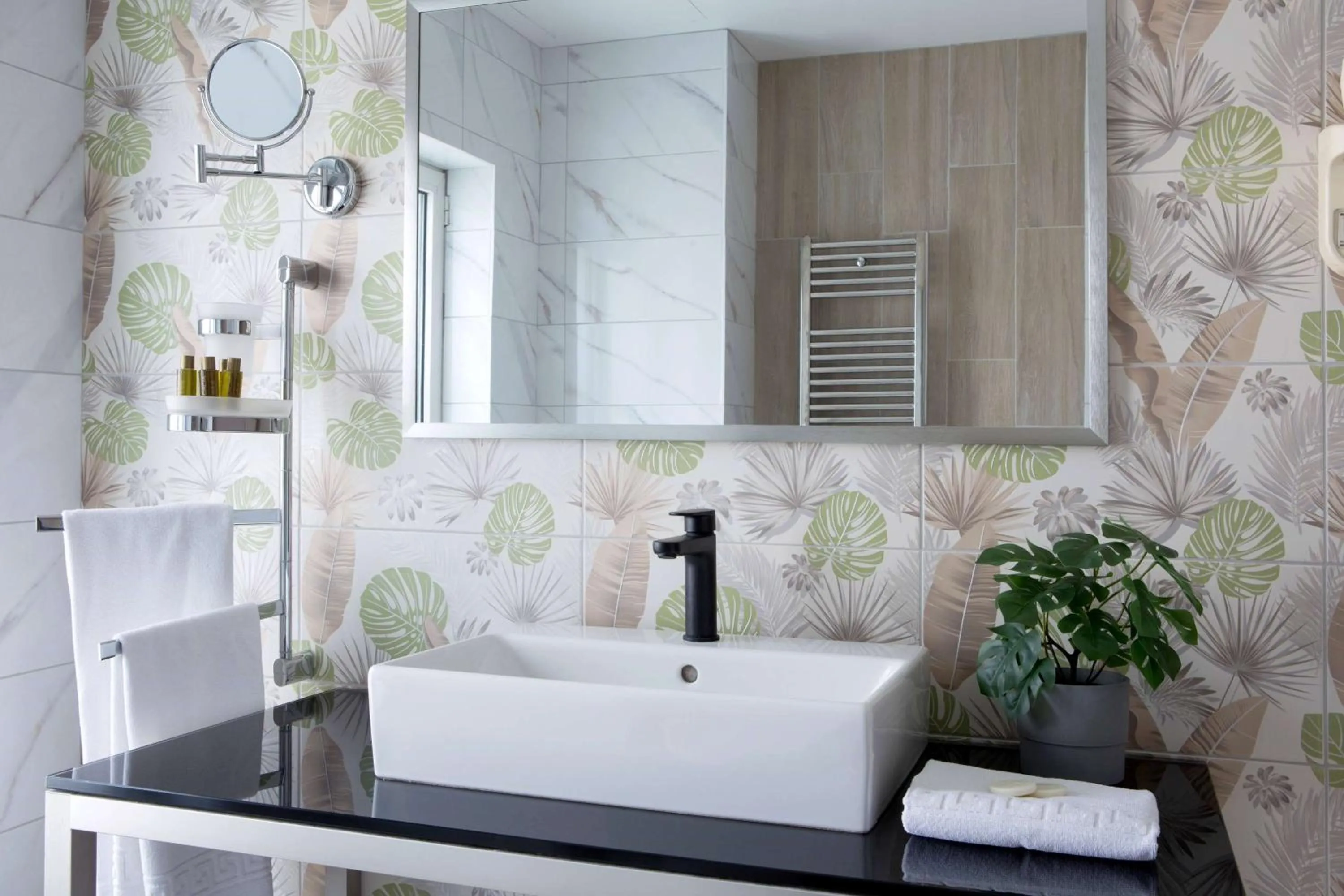 TV and multimedia in Central Hotel, Trademark Collection by Wyndham