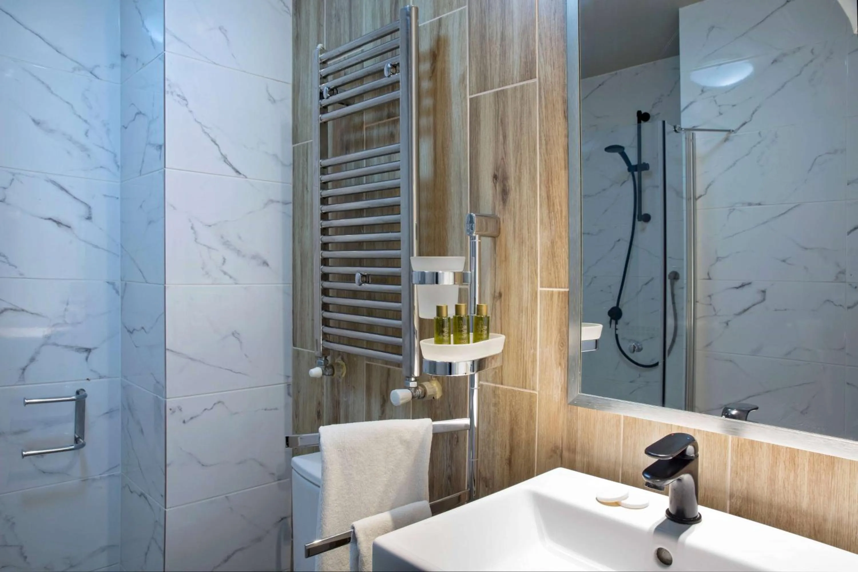 TV and multimedia in Central Hotel, Trademark Collection by Wyndham