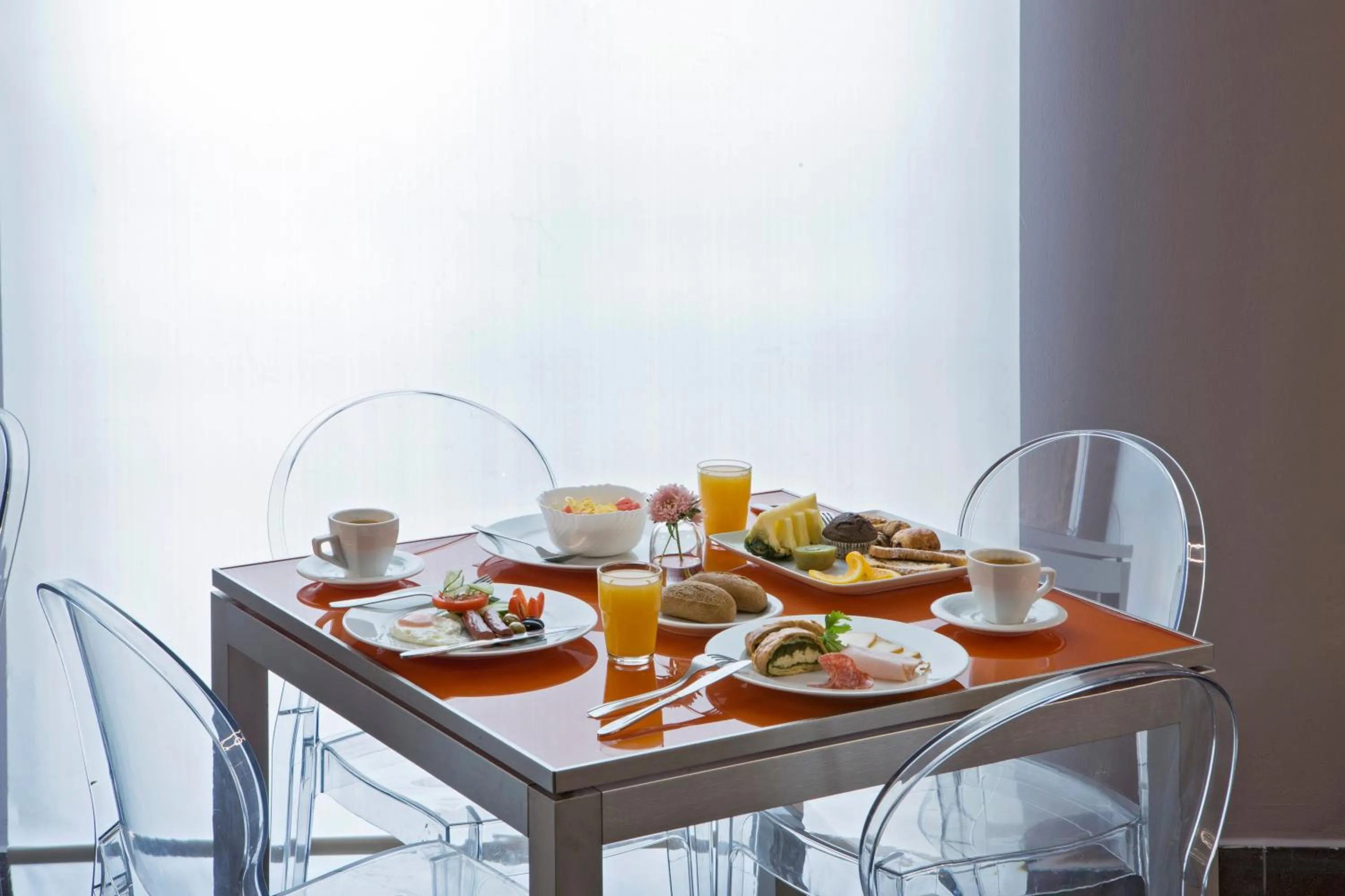 Restaurant/places to eat in Central Hotel, Trademark Collection by Wyndham