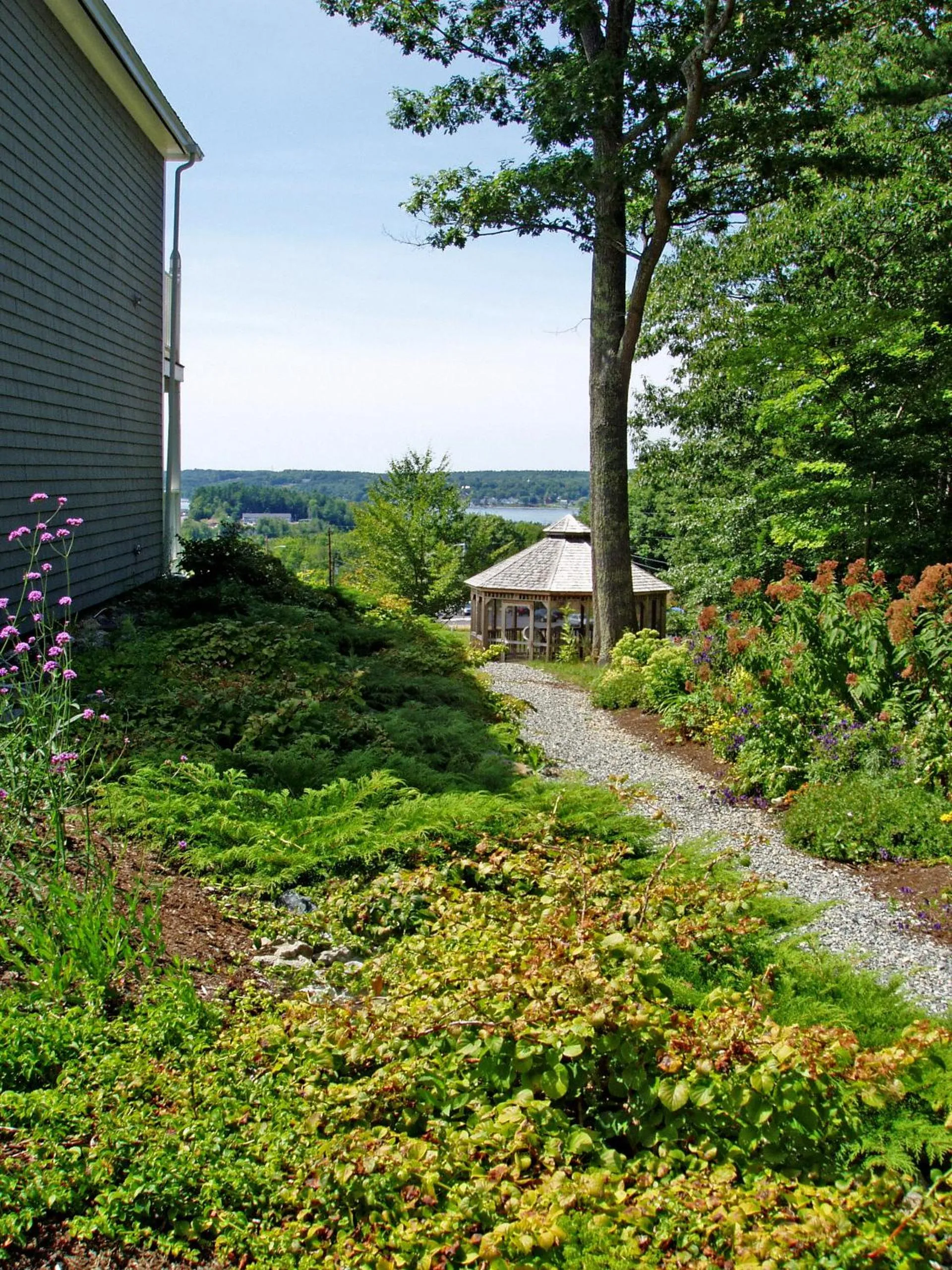 Garden view in Cod Cove Inn, BW Signature Collection-Boothbay Harbor Area