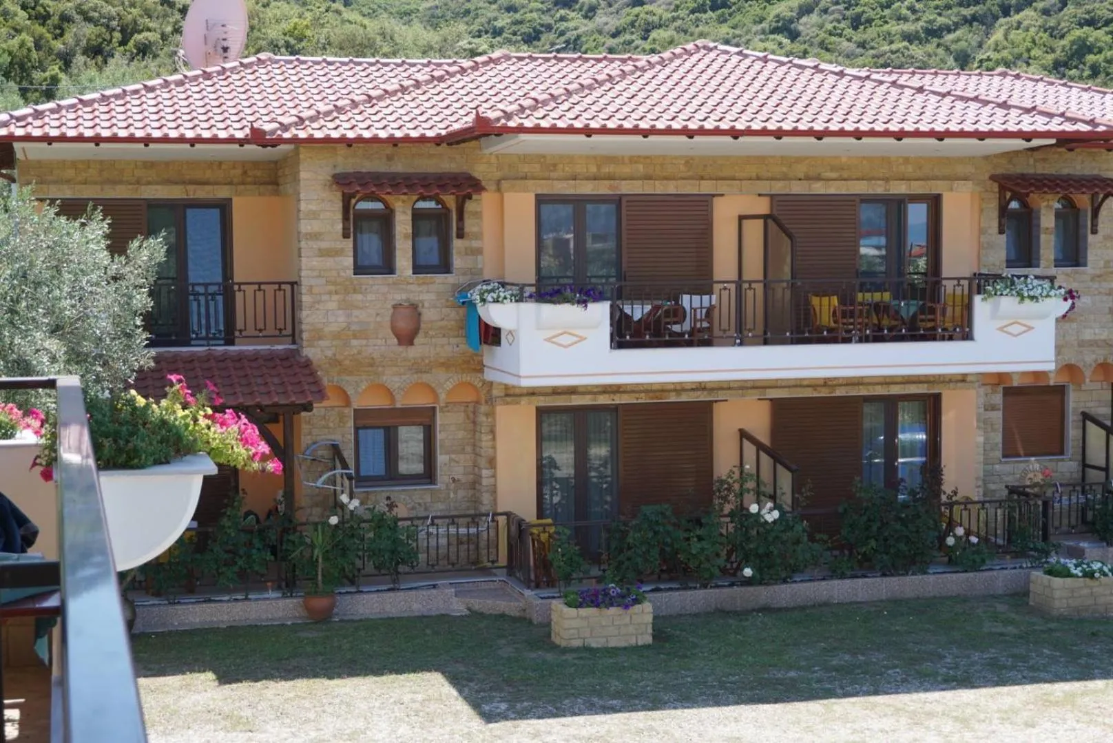Property building in Studios Alexandros