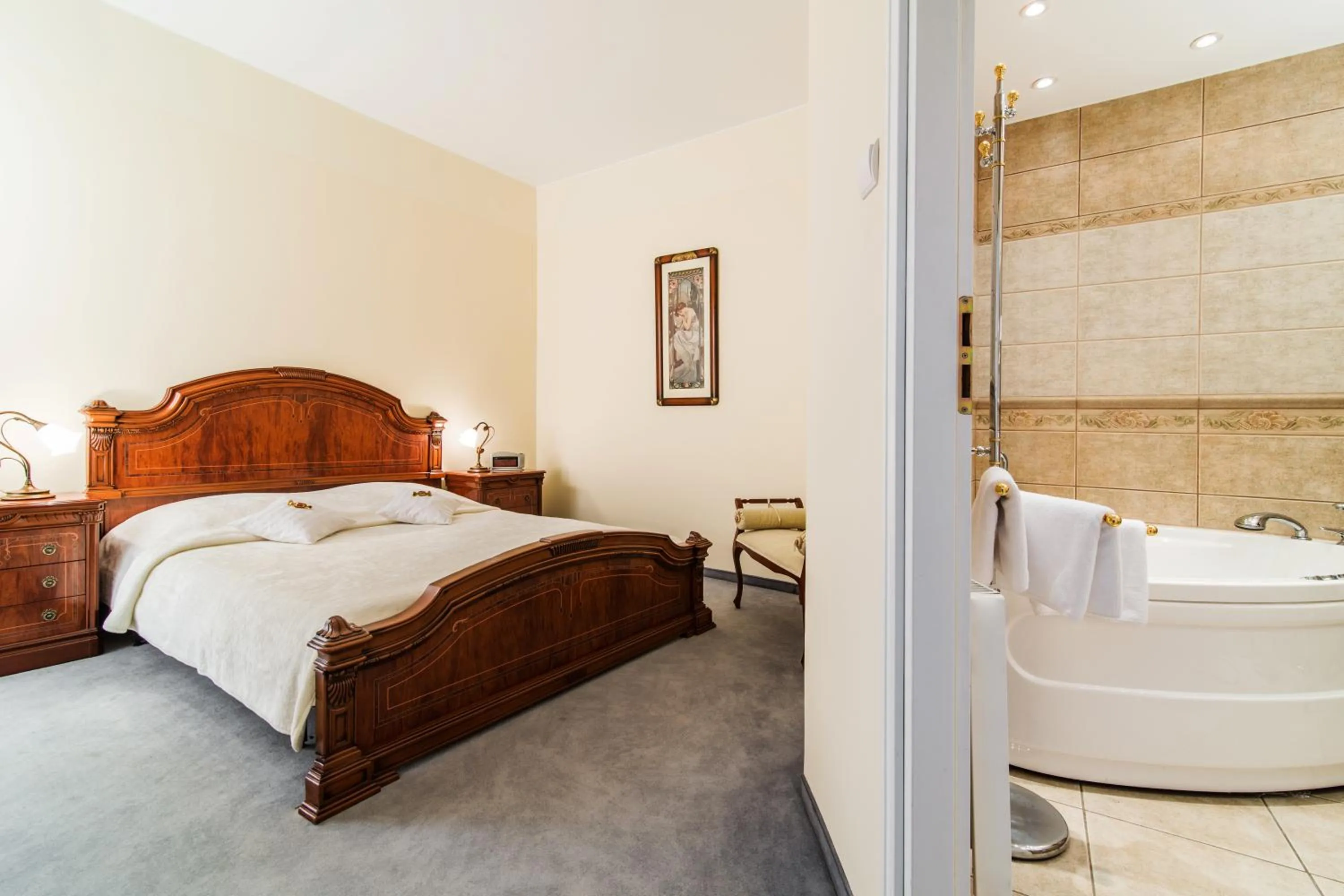 Bathroom, Bed in Hotel Komeda