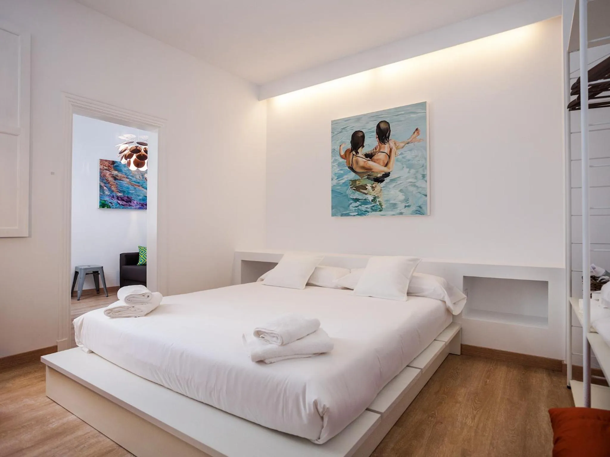 Photo of the whole room, Bed in Cheap & Chic Hotel