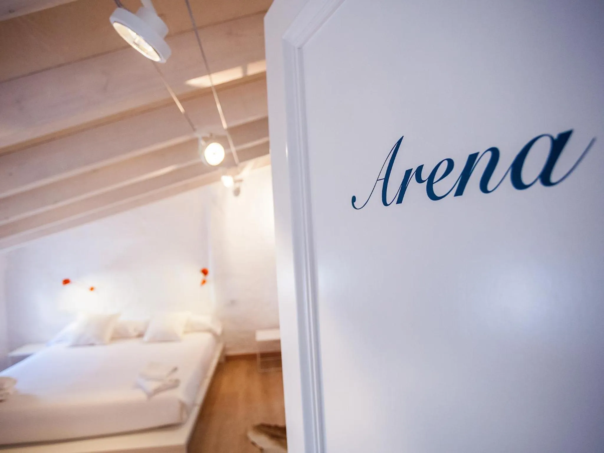 Decorative detail, Bed in Cheap & Chic Hotel