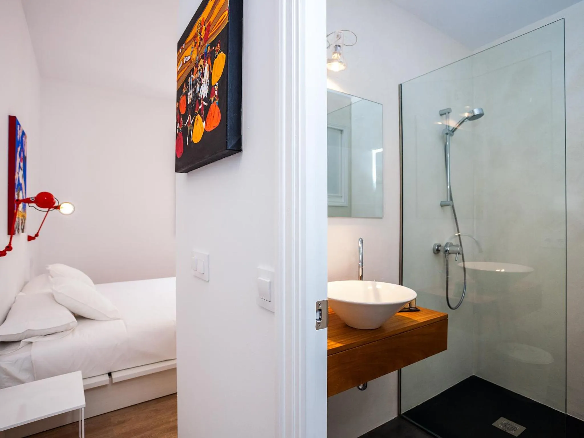 Photo of the whole room, Bed in Cheap & Chic Hotel