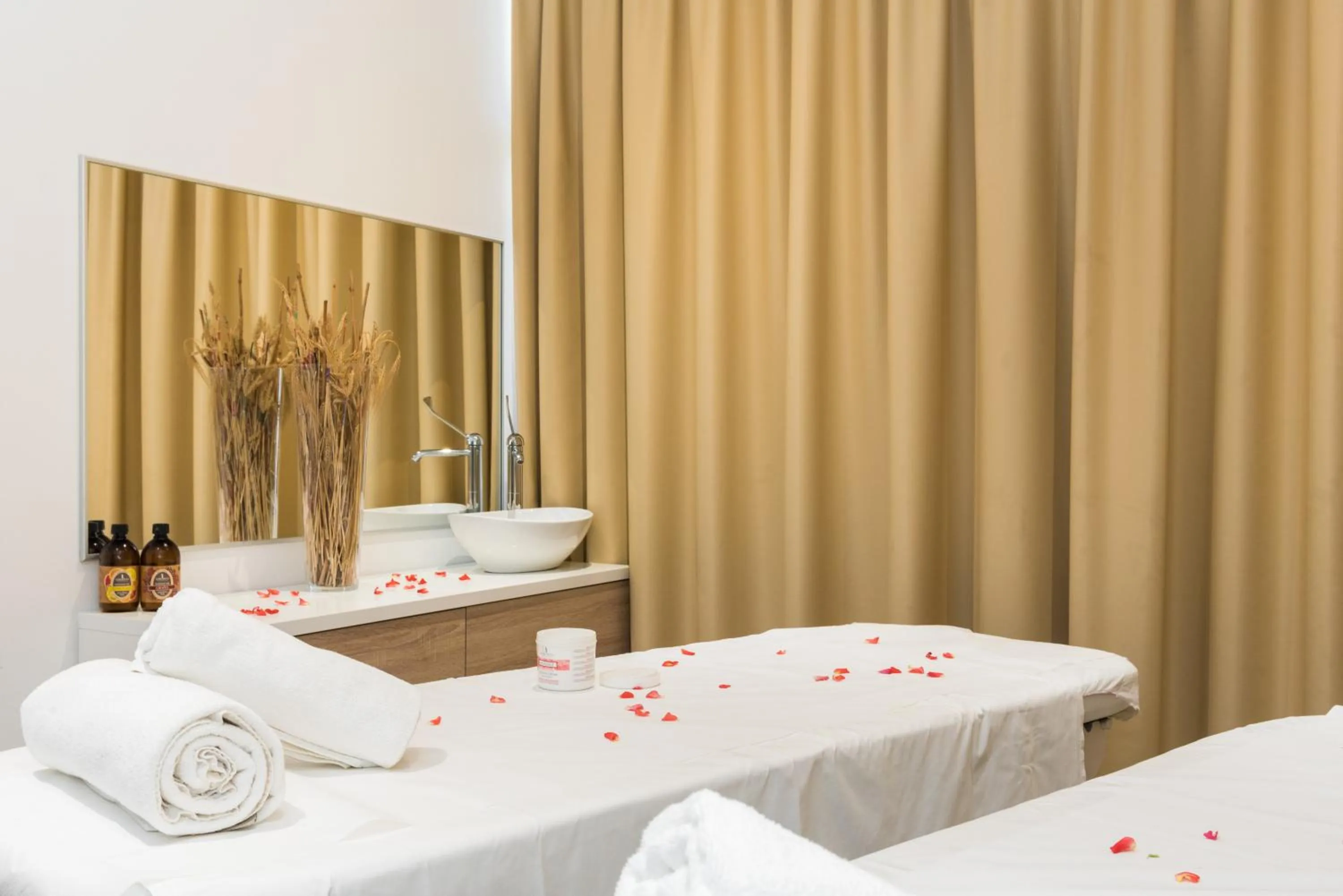 Spa and wellness centre/facilities, Bed in MASLINICA Hedera Hotel