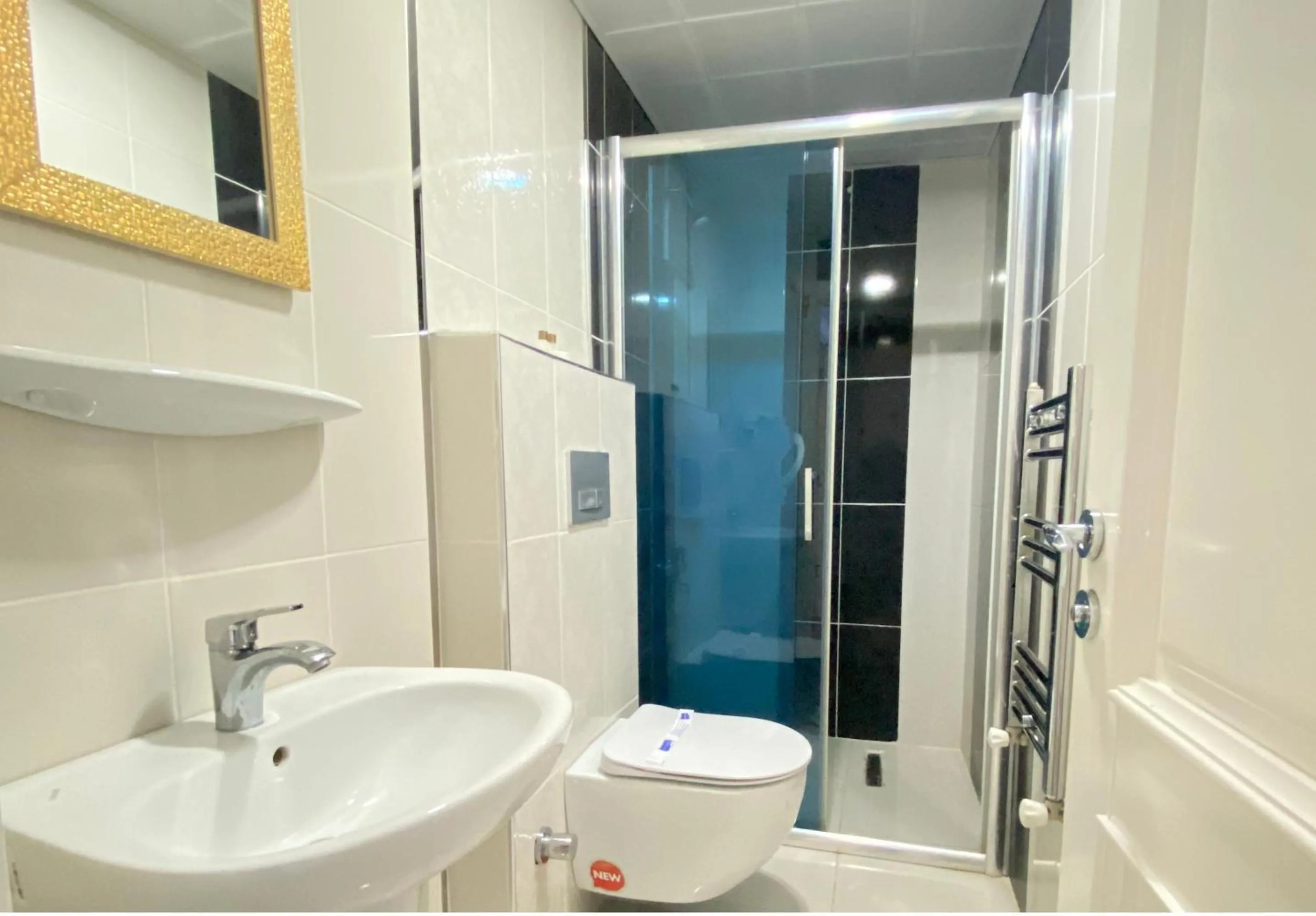 Shower in Hotel Kent Ani