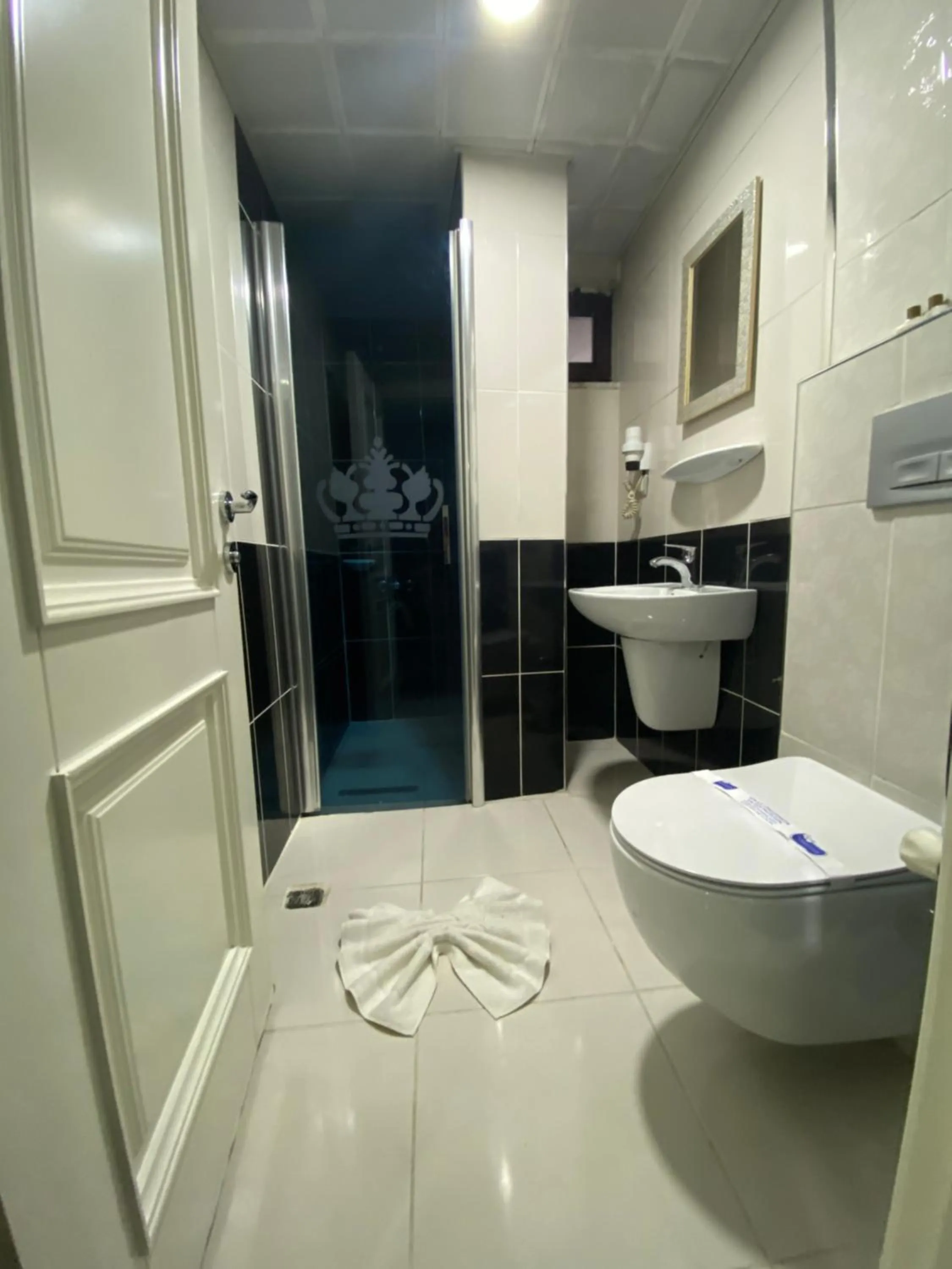 Shower in Hotel Kent Ani