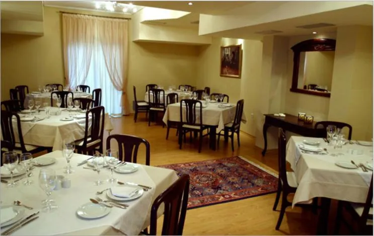 Restaurant/places to eat in Hotel Makedonia
