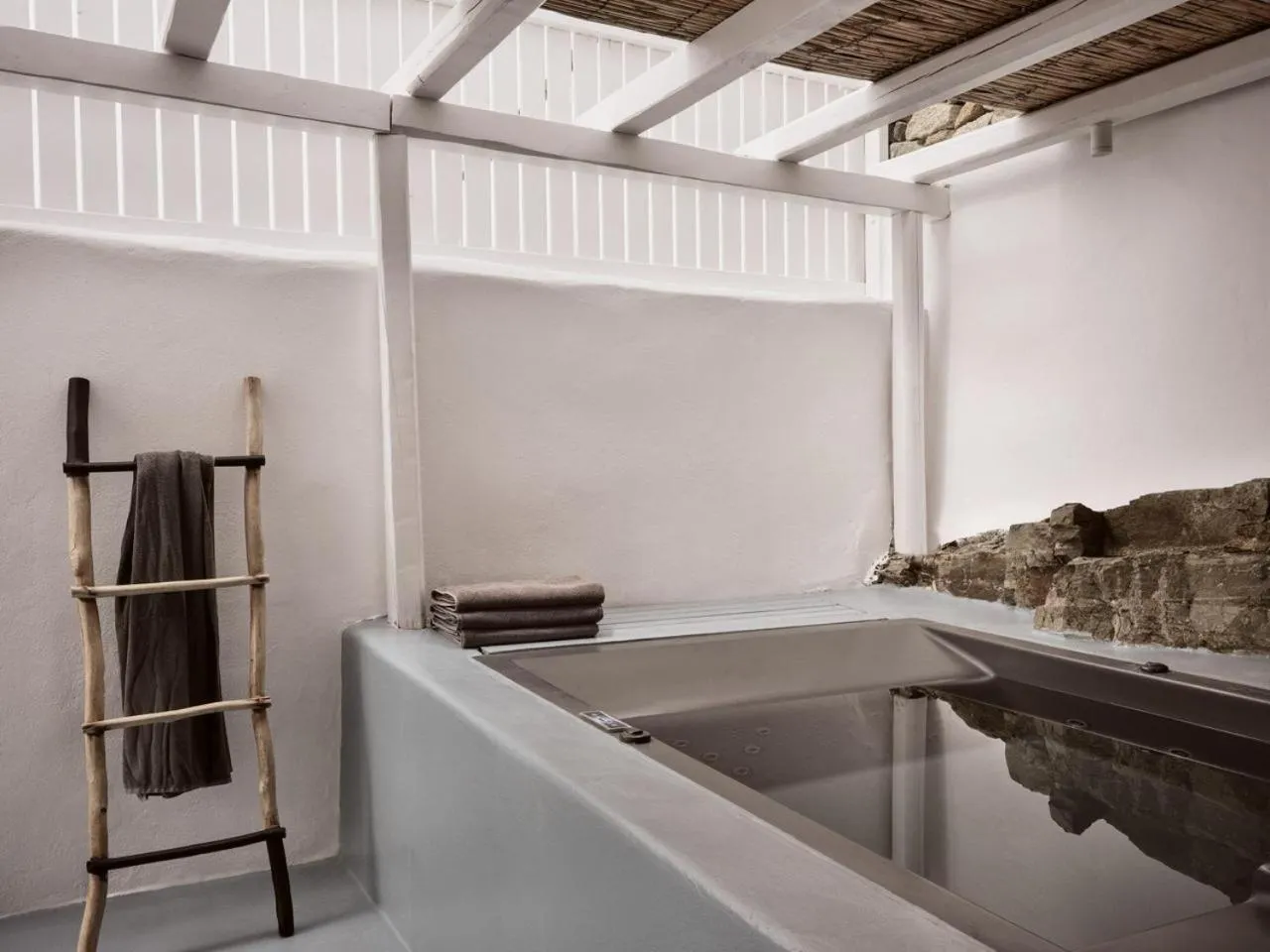 Hot Tub in Boho Private Luxury Suites