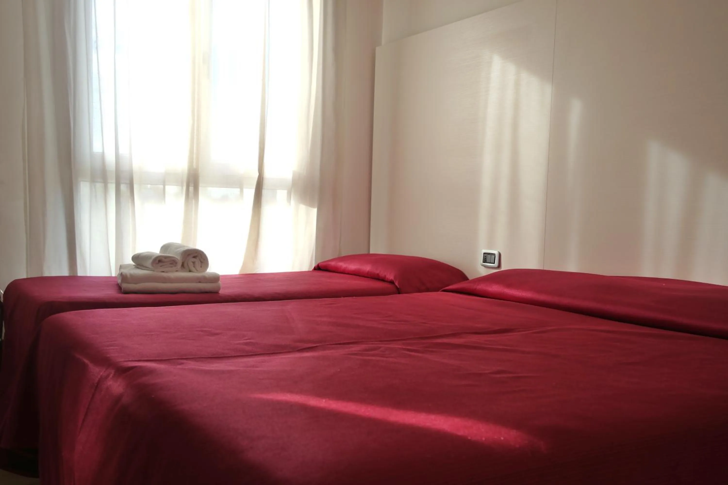 Photo of the whole room, Bed in City of Art Venice LLoyd